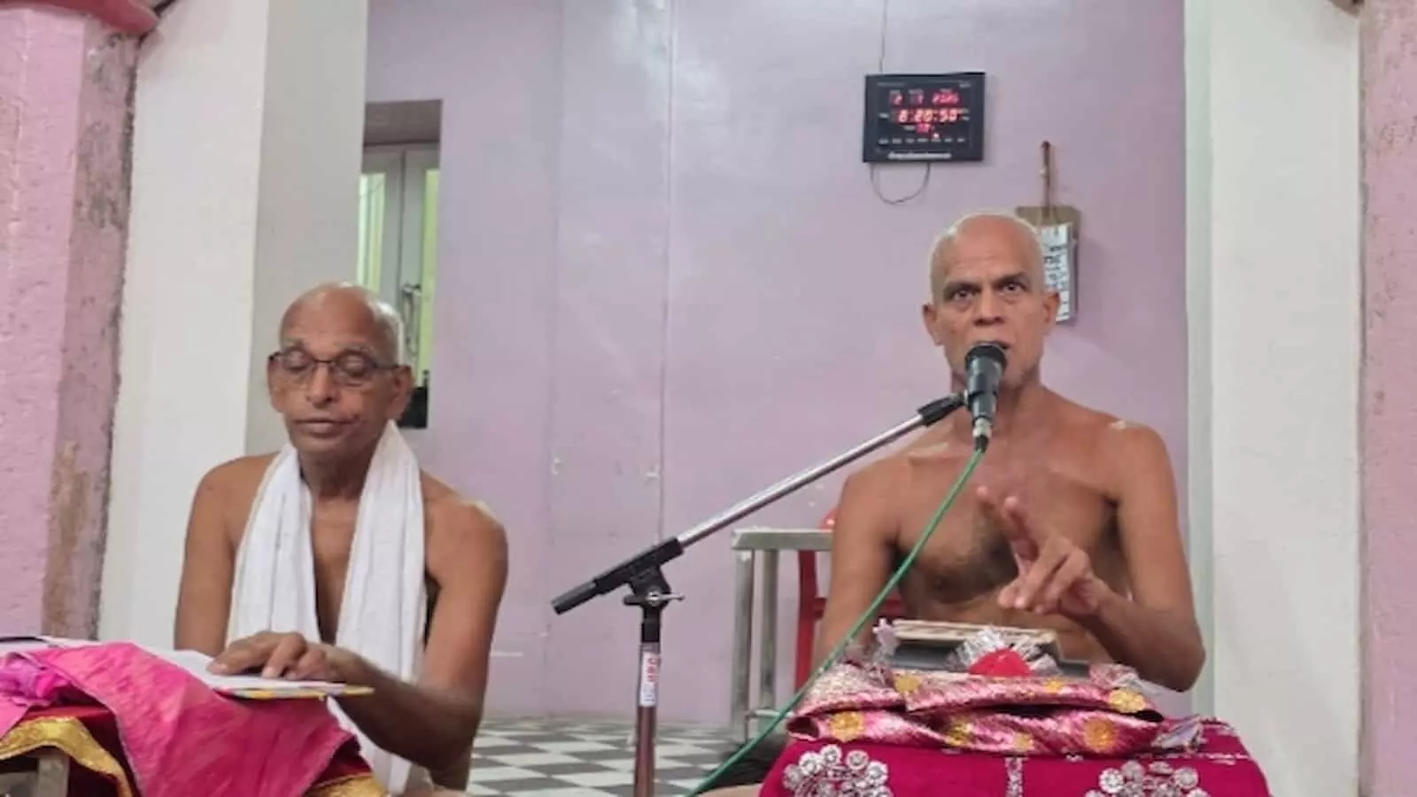 तस्वीर में बारां के संत भवन में मुनिश्री गुरुदत्त सागर महाराज माइक पर धर्मसभा को संबोधित करते हुए।