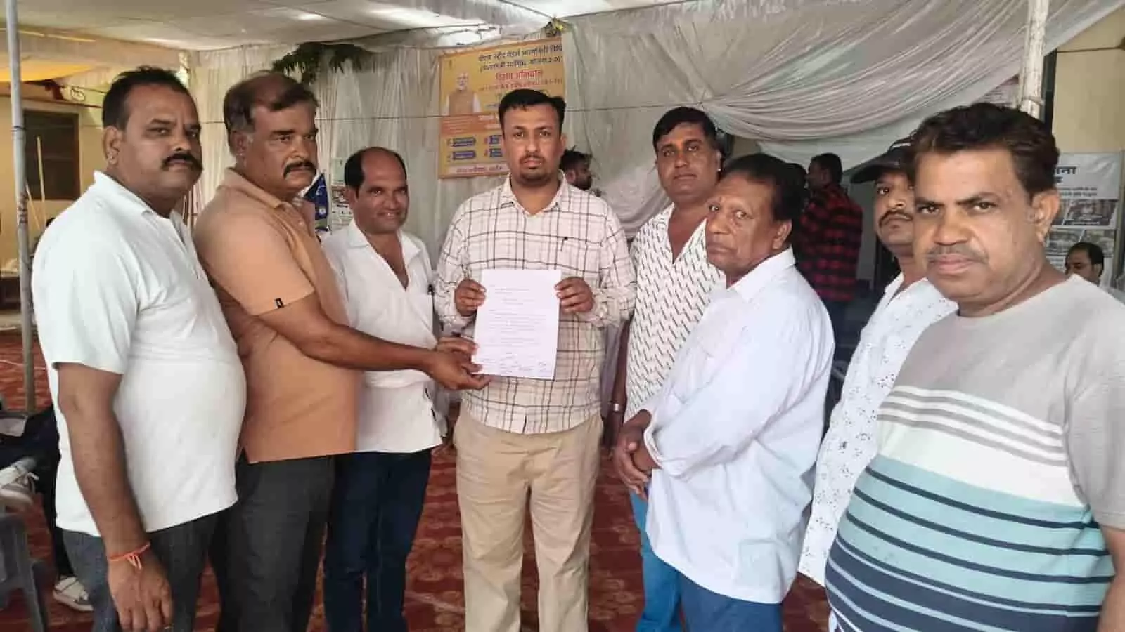स्थानीय निवासी आमेट नगर पालिका के अधिकारी को श्मशान घाट की बदहाली पर ज्ञापन सौंप रहे हैं। स्थानीय निवासी आमेट नगर पालिका के अधिकारी को श्मशान घाट की बदहाली पर ज्ञापन सौंप रहे हैं।