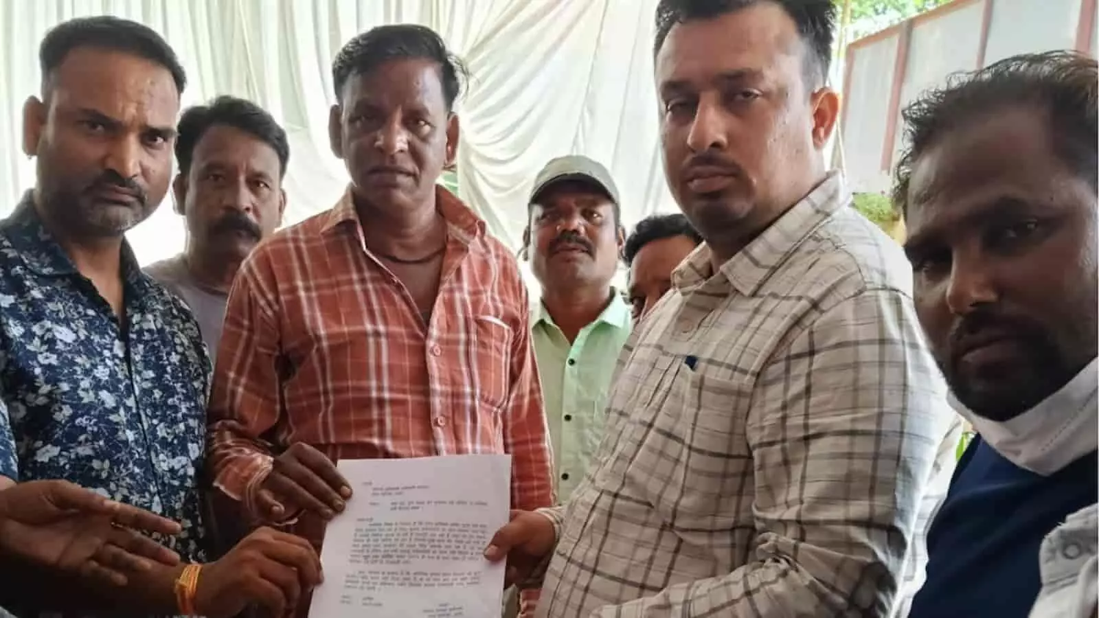 सफाई कर्मचारी आमेट नगर पालिका में वेतन की मांग को लेकर ज्ञापन सौंप रहे हैं। सफाई कर्मचारी आमेट नगर पालिका में वेतन की मांग को लेकर ज्ञापन सौंप रहे हैं।