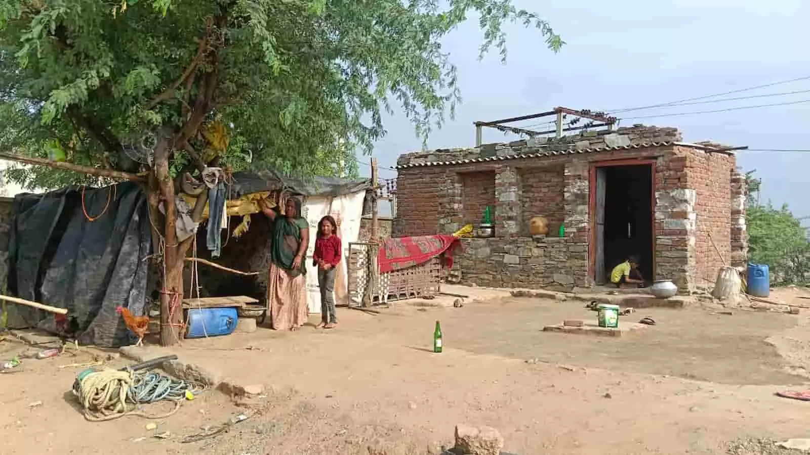 जिलोला गांव में स्थित ग्रामीणों का कच्चा-पक्का मकान और आंगन का दृश्य। जिलोला गांव में स्थित ग्रामीणों का कच्चा-पक्का मकान और आंगन का दृश्य।