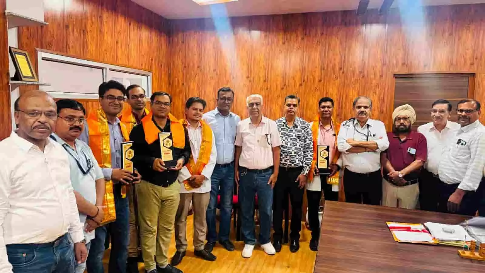 तस्वीर में लायंस क्लब भीलवाड़ा के पदाधिकारी अस्पताल कार्यालय में डॉक्टरों और सीए को स्मृति-चिन्ह देकर सम्मानित करते हुए। तस्वीर में लायंस क्लब भीलवाड़ा के पदाधिकारी अस्पताल कार्यालय में डॉक्टरों और सीए को स्मृति-चिन्ह देकर सम्मानित करते हुए।