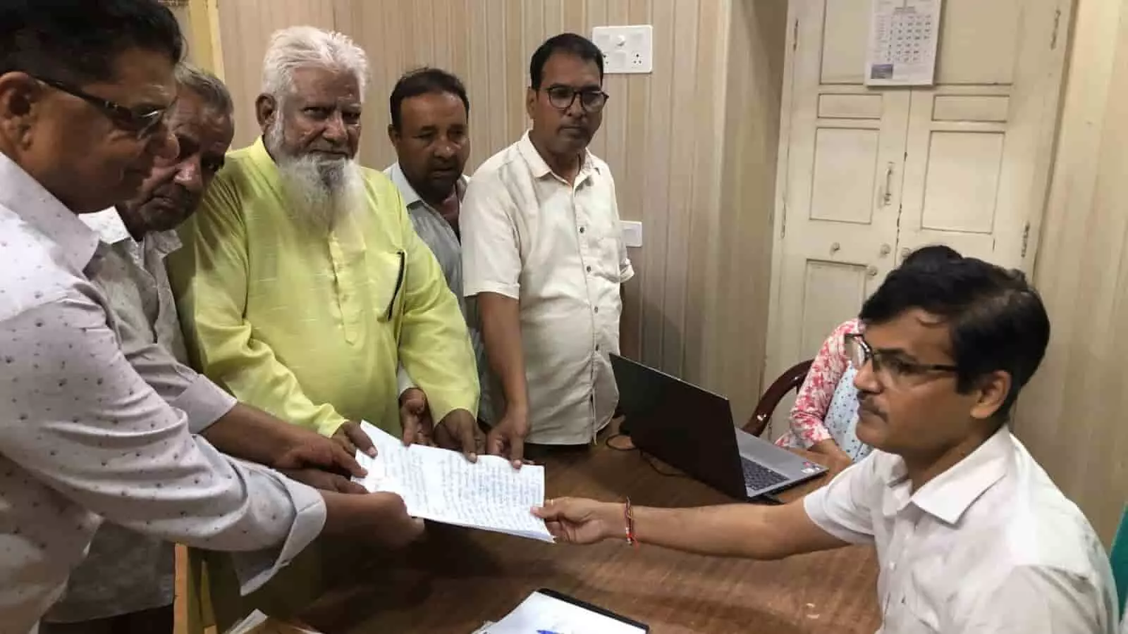 तस्वीर में मुस्लिम सद्भाव सेवा समिति के पदाधिकारी भीलवाड़ा में अधिकारी को लिखित ज्ञापन सौंप रहे हैं। तस्वीर में मुस्लिम सद्भाव सेवा समिति के पदाधिकारी भीलवाड़ा में अधिकारी को लिखित ज्ञापन सौंप रहे हैं।