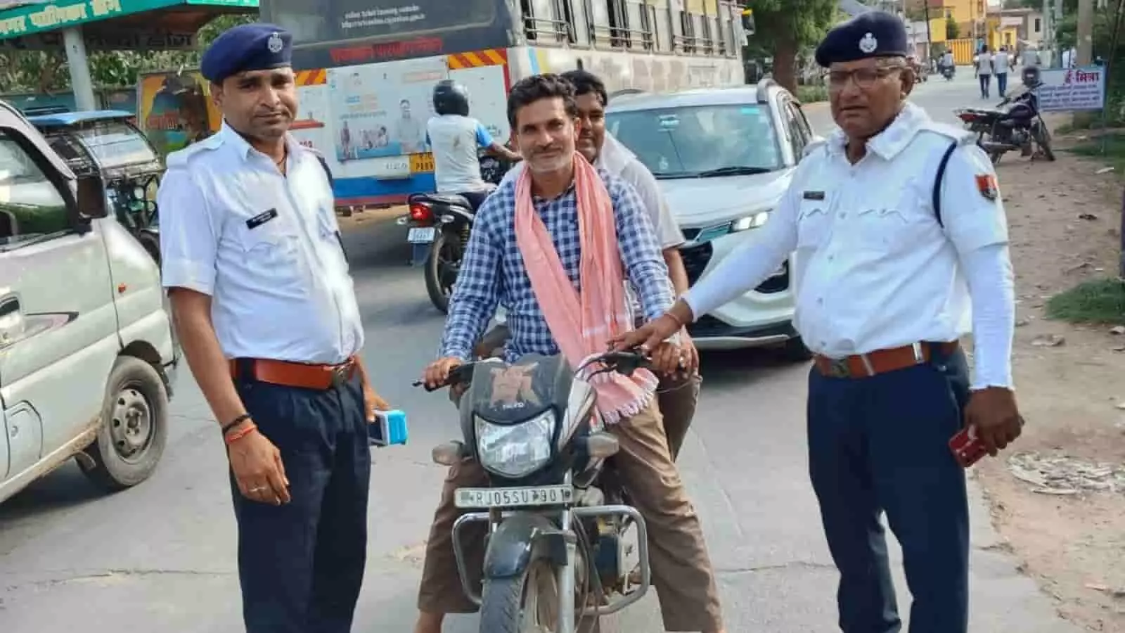 डीग में यातायात पुलिस का विशेष अभियान, नियमों के उल्लंघन पर 7672 चालान