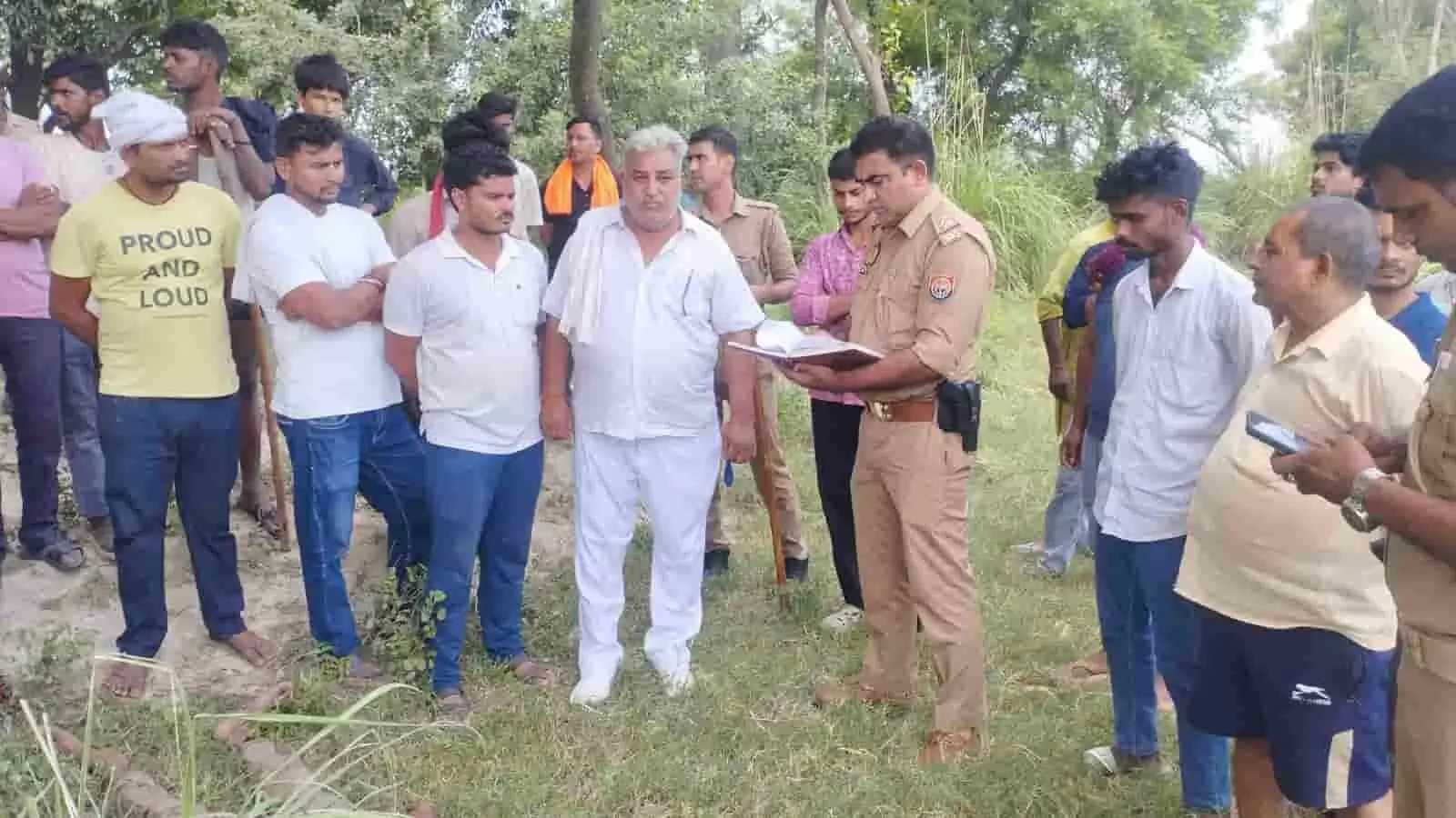 कन्नौज के रुर गांव में पुलिस अधिकारी घटना स्थल की जांच करते हुए।