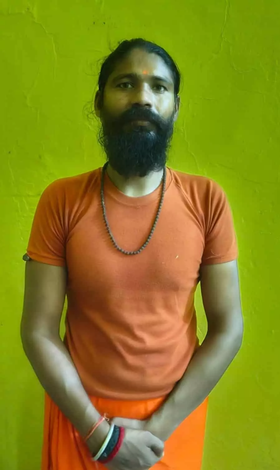 हरे रंग की दीवार के सामने मादक पदार्थ तस्करी का आरोपी राकेश खड़ा है। हरे रंग की दीवार के सामने मादक पदार्थ तस्करी का आरोपी राकेश खड़ा है।