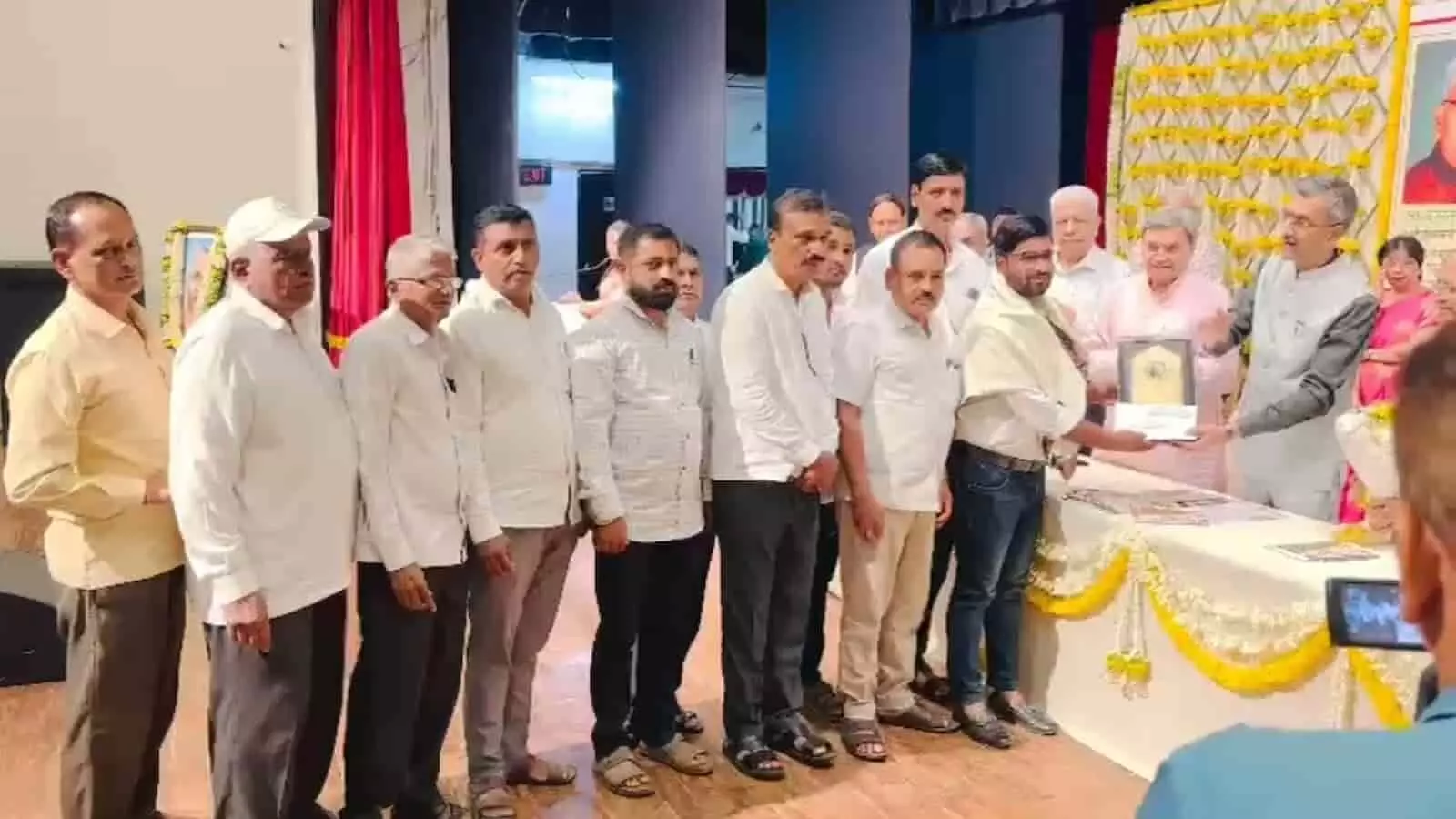मुंबई में गौअग्रिटेक कंपनी को पुरस्कार प्रदान करते मंत्री शंभूराज देसाई और अन्य। मुंबई में गौअग्रिटेक कंपनी को पुरस्कार प्रदान करते मंत्री शंभूराज देसाई और अन्य।