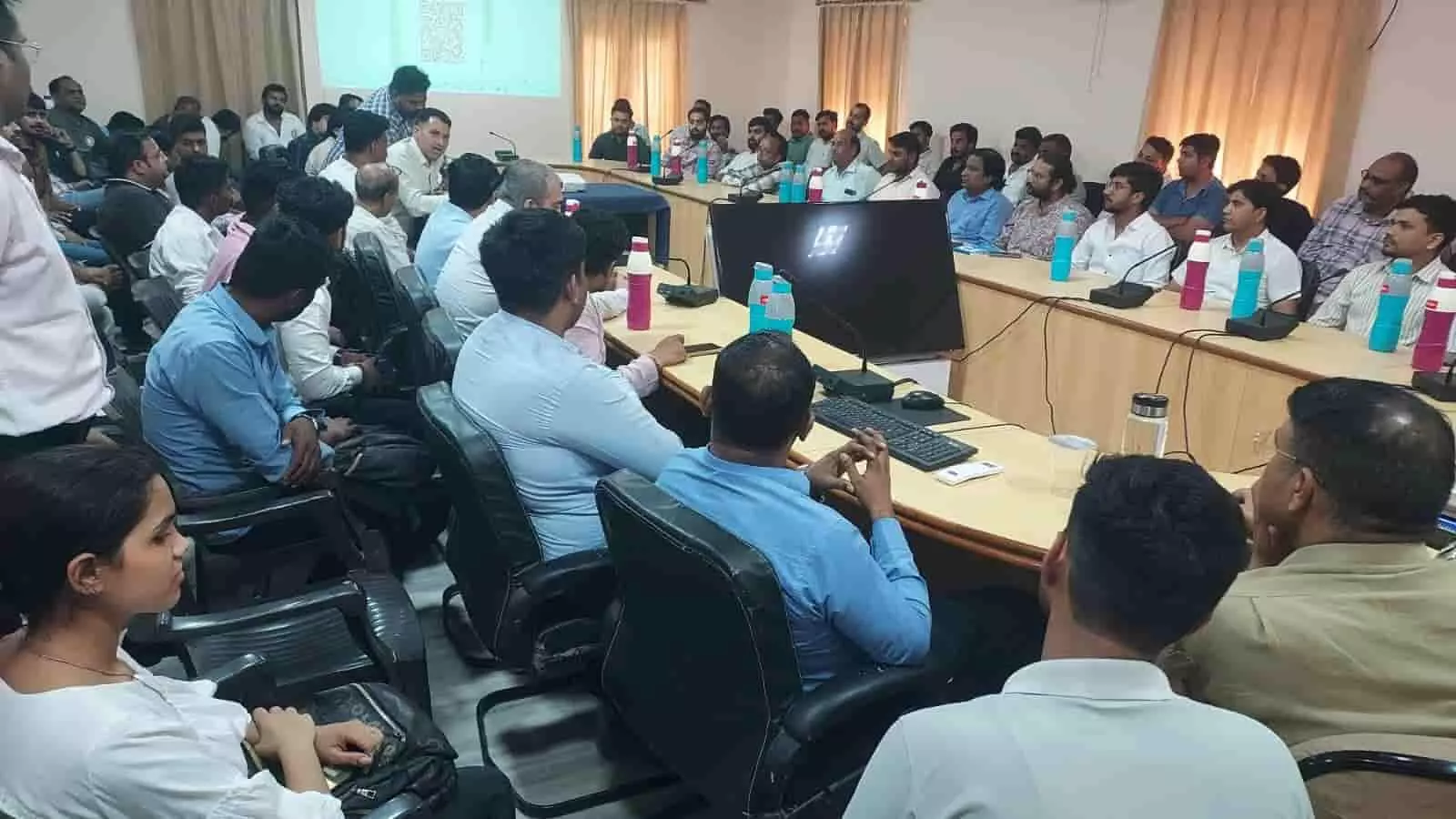 प्रशिक्षण हॉल की कुर्सियों पर बैठे लोग पुलिस लाइन में आयोजित ई-विजिटर्स पोर्टल की बैठक में भाग लेते हुए। प्रशिक्षण हॉल की कुर्सियों पर बैठे लोग पुलिस लाइन में आयोजित ई-विजिटर्स पोर्टल की बैठक में भाग लेते हुए।