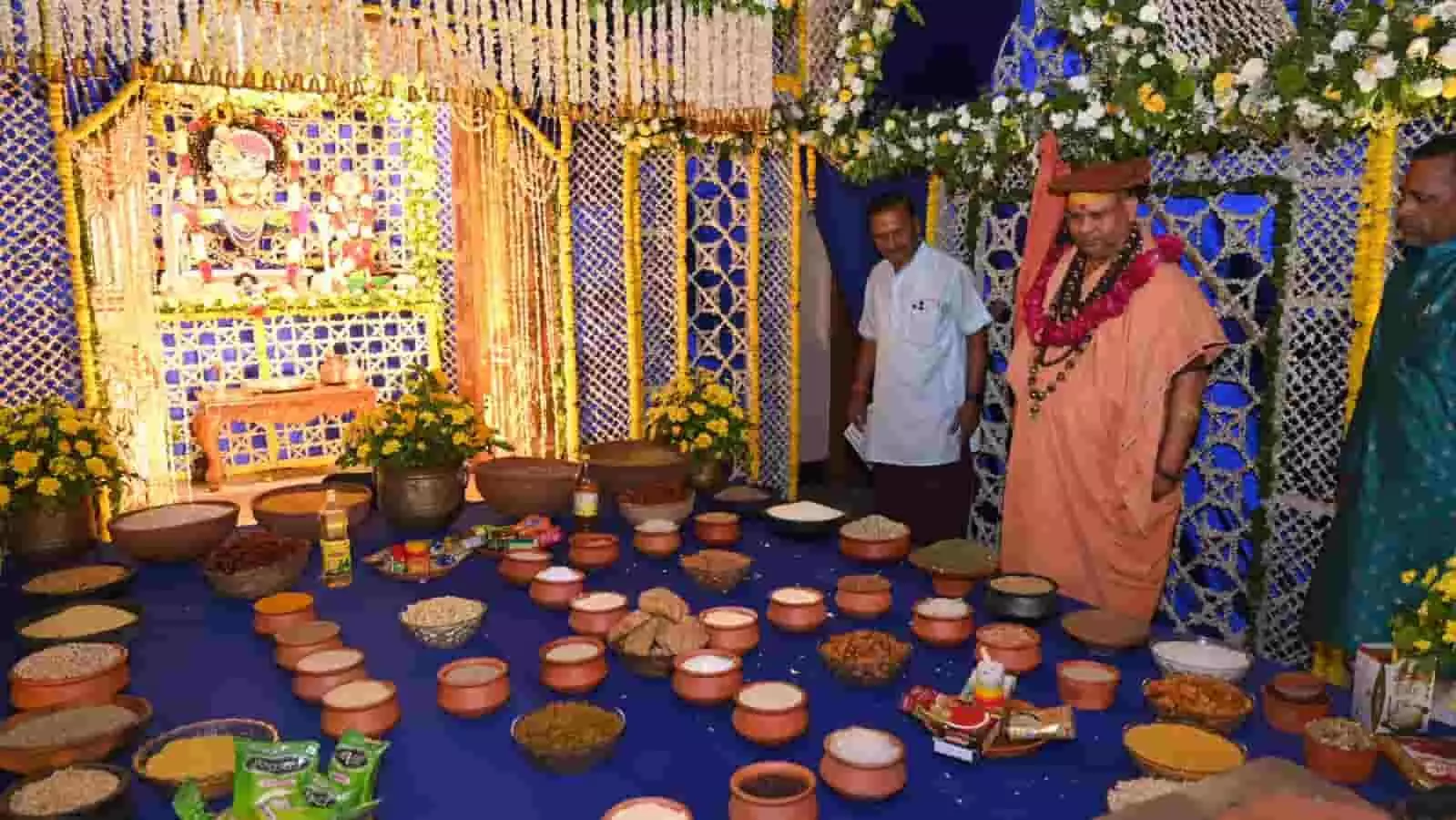 सजे हुए मंदिर में पारंपरिक व्यंजनों के भोग के समक्ष खड़े होकर दर्शन करते स्वामी ज्ञानानंद तीर्थ। सजे हुए मंदिर में पारंपरिक व्यंजनों के भोग के समक्ष खड़े होकर दर्शन करते स्वामी ज्ञानानंद तीर्थ।