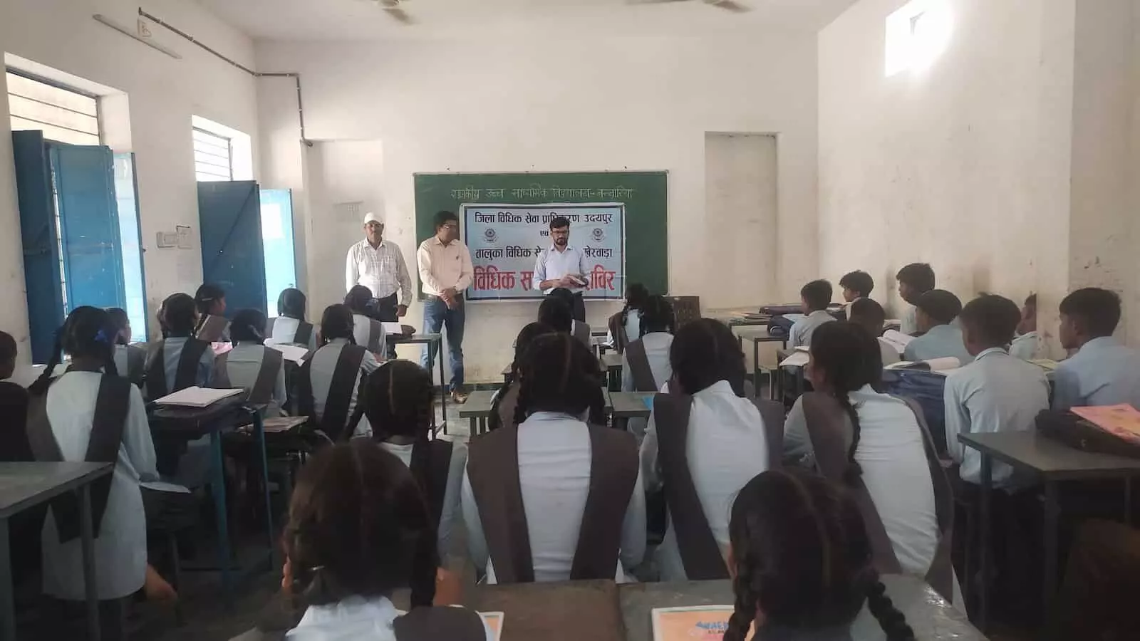 विधिक जागरूकता शिविर के दौरान क्लासरूम में बैठे छात्र और संबोधित करते अधिकारी। विधिक जागरूकता शिविर के दौरान क्लासरूम में बैठे छात्र और संबोधित करते अधिकारी।