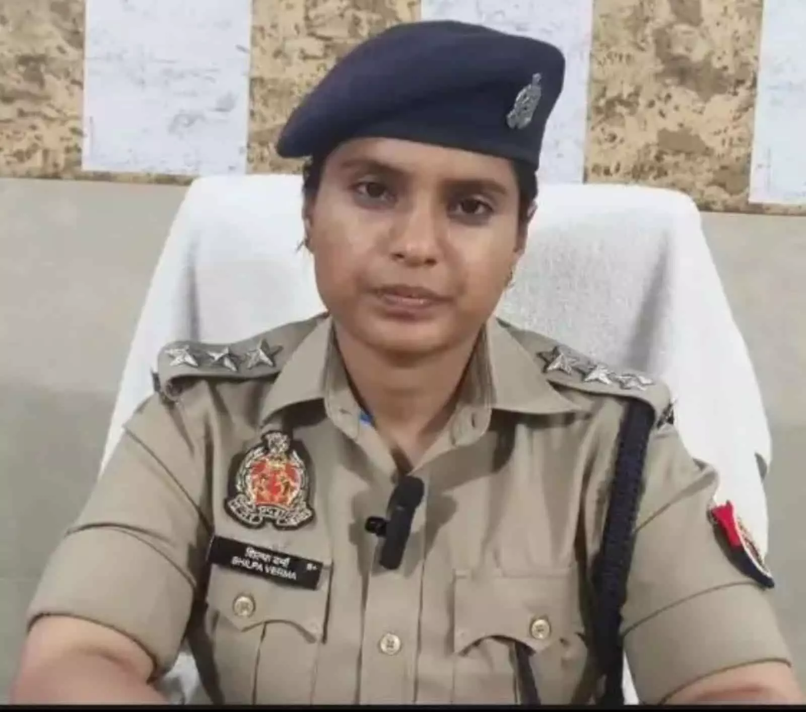 पुलिस वर्दी पहने कुर्सी पर बैठीं पीपीएस अधिकारी शिल्पा वर्मा अपने कार्यालय में। पुलिस वर्दी पहने कुर्सी पर बैठीं पीपीएस अधिकारी शिल्पा वर्मा अपने कार्यालय में।