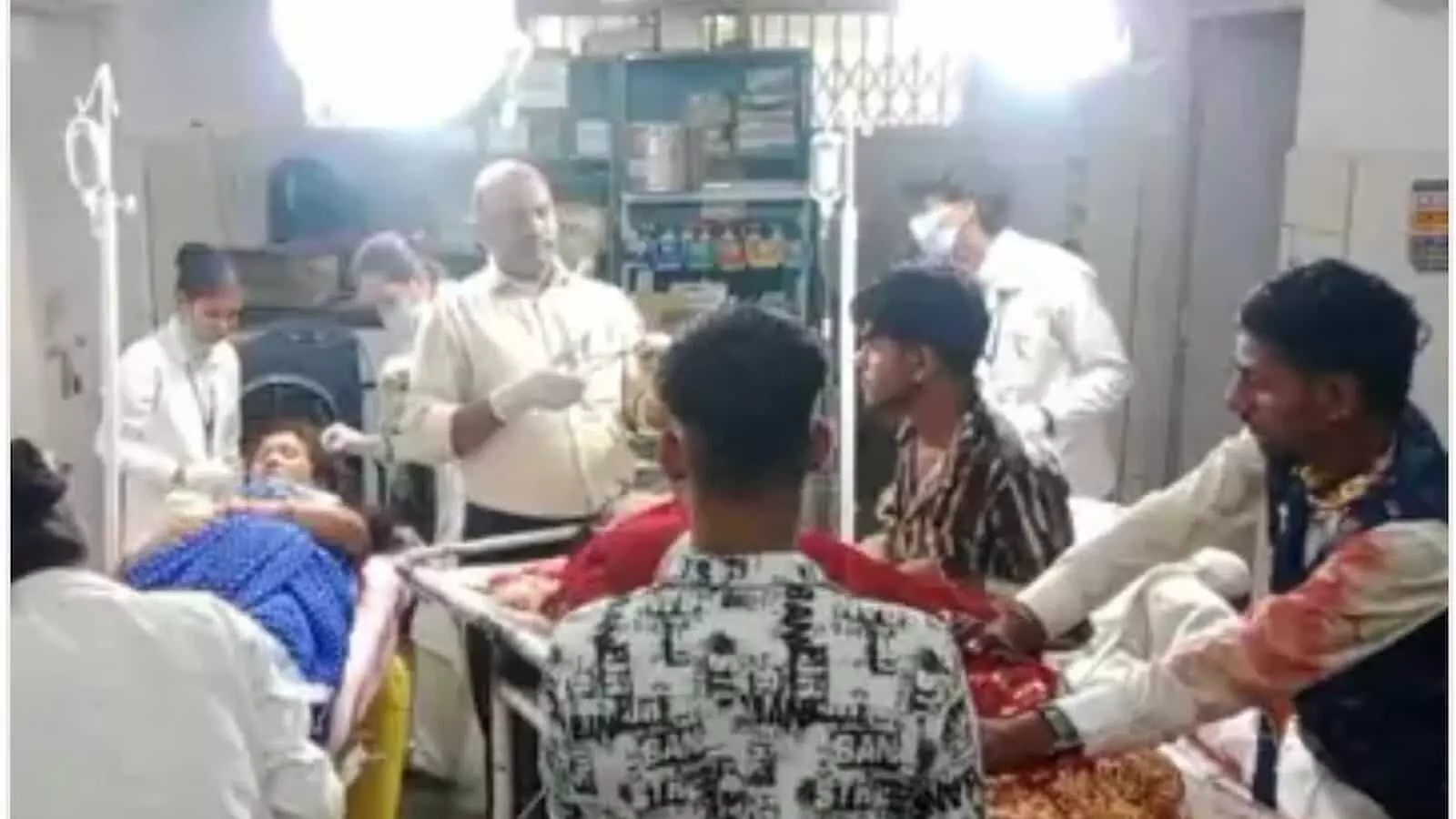 अस्पताल के इमरजेंसी वार्ड में डॉक्टरों द्वारा सड़क हादसे के घायलों का इलाज किया जा रहा है।