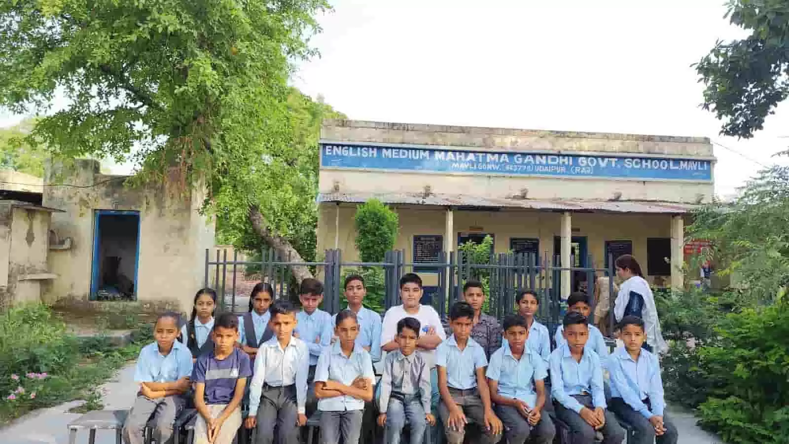 महात्मा गाँधी स्कूल मावली गाँव के भवन के आगे खड़े और बैठे हुए विद्यार्थी। महात्मा गाँधी स्कूल मावली गाँव के भवन के आगे खड़े और बैठे हुए विद्यार्थी।