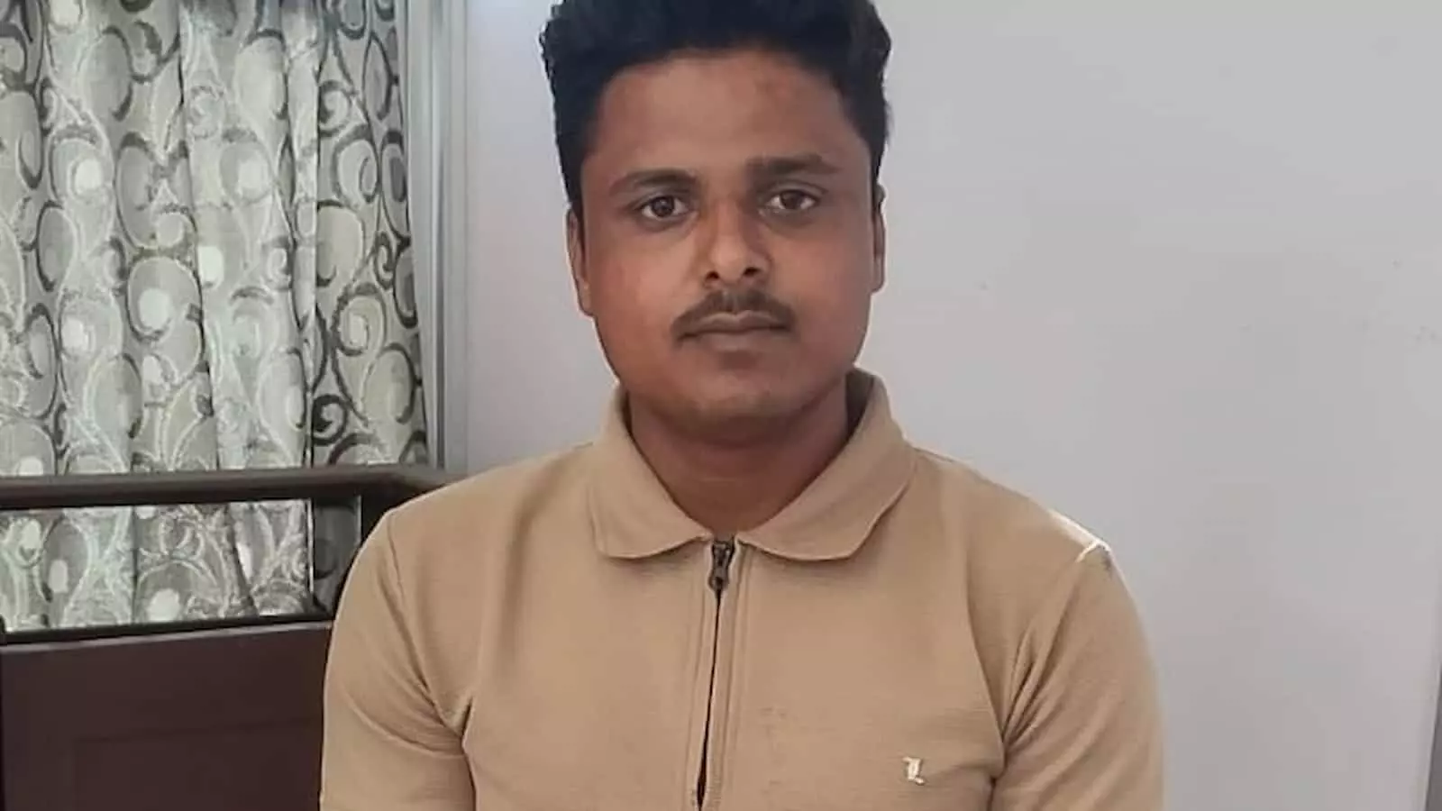 तस्वीर में दिख रहा आसिफ मोहम्मद शेख पुलिस हिरासत के दौरान भीलवाड़ा में खड़ा है। तस्वीर में दिख रहा आसिफ मोहम्मद शेख पुलिस हिरासत के दौरान भीलवाड़ा में खड़ा है।