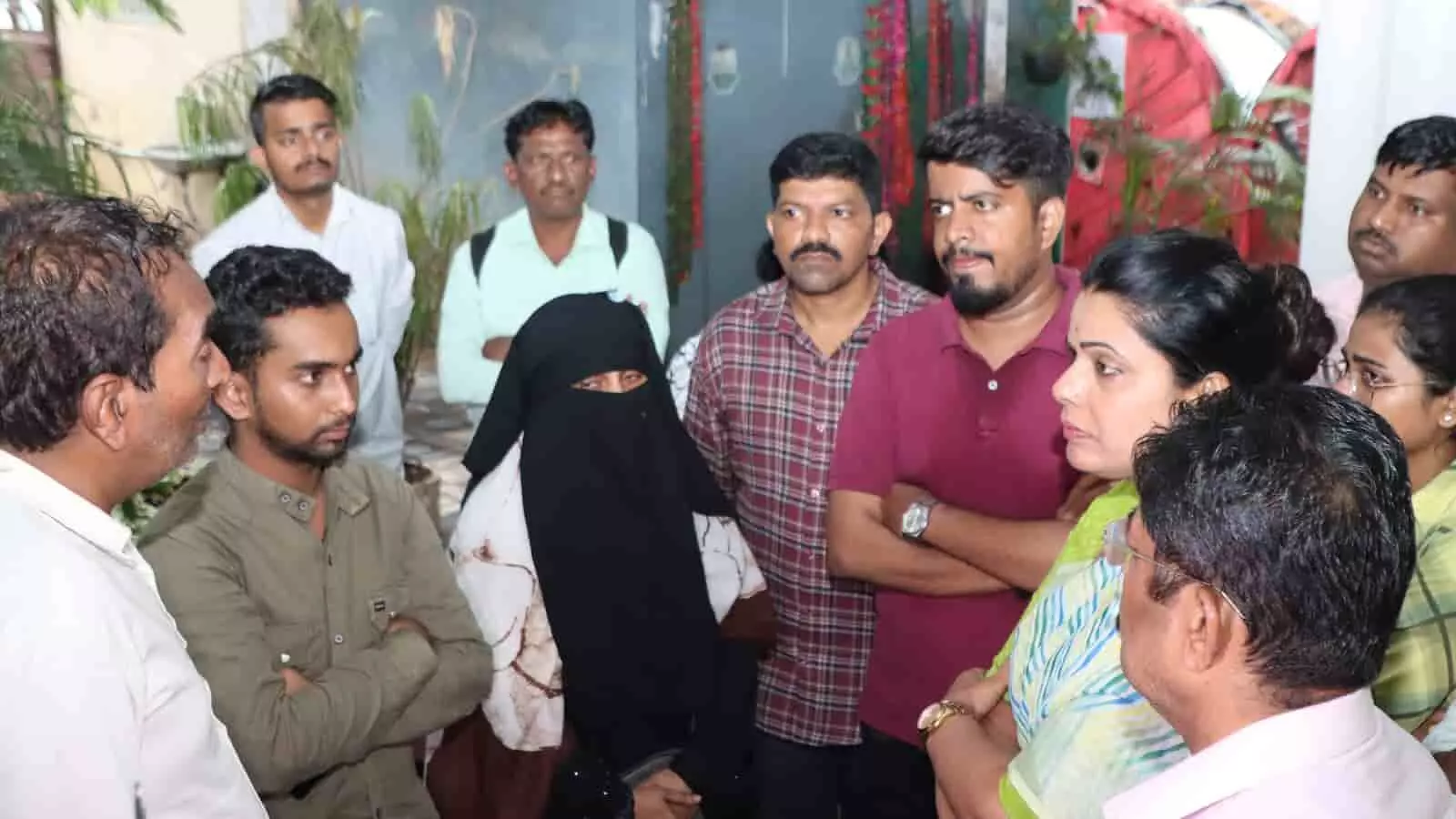 खुले परिसर में पीड़ित परिवार के सदस्यों से बातचीत करतीं मुंबई की महापौर रितू तावडे। खुले परिसर में पीड़ित परिवार के सदस्यों से बातचीत करतीं मुंबई की महापौर रितू तावडे।