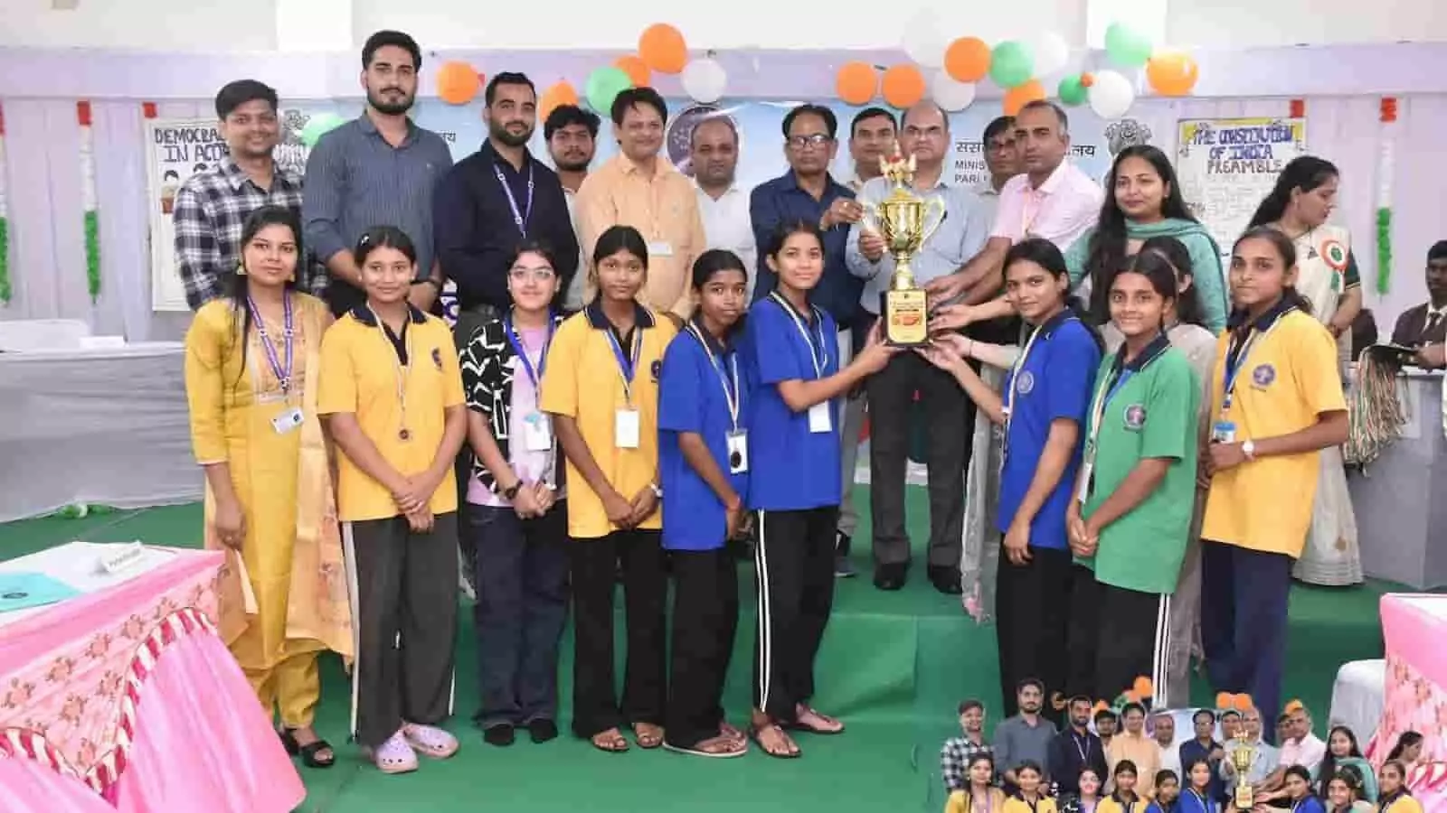 तस्वीर में मंच पर खड़े अतिथि विजेता टीम के विद्यार्थियों को ट्रॉफी सौंपते हुए दिख रहे हैं। तस्वीर में मंच पर खड़े अतिथि विजेता टीम के विद्यार्थियों को ट्रॉफी सौंपते हुए दिख रहे हैं।