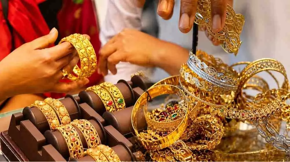 गहनों को जांचते और चुनते लोग जो गोल्ड मोनेटाइजेशन स्कीम के नए स्वरूप से संबंधित हैं। गहनों को जांचते और चुनते लोग जो गोल्ड मोनेटाइजेशन स्कीम के नए स्वरूप से संबंधित हैं।
