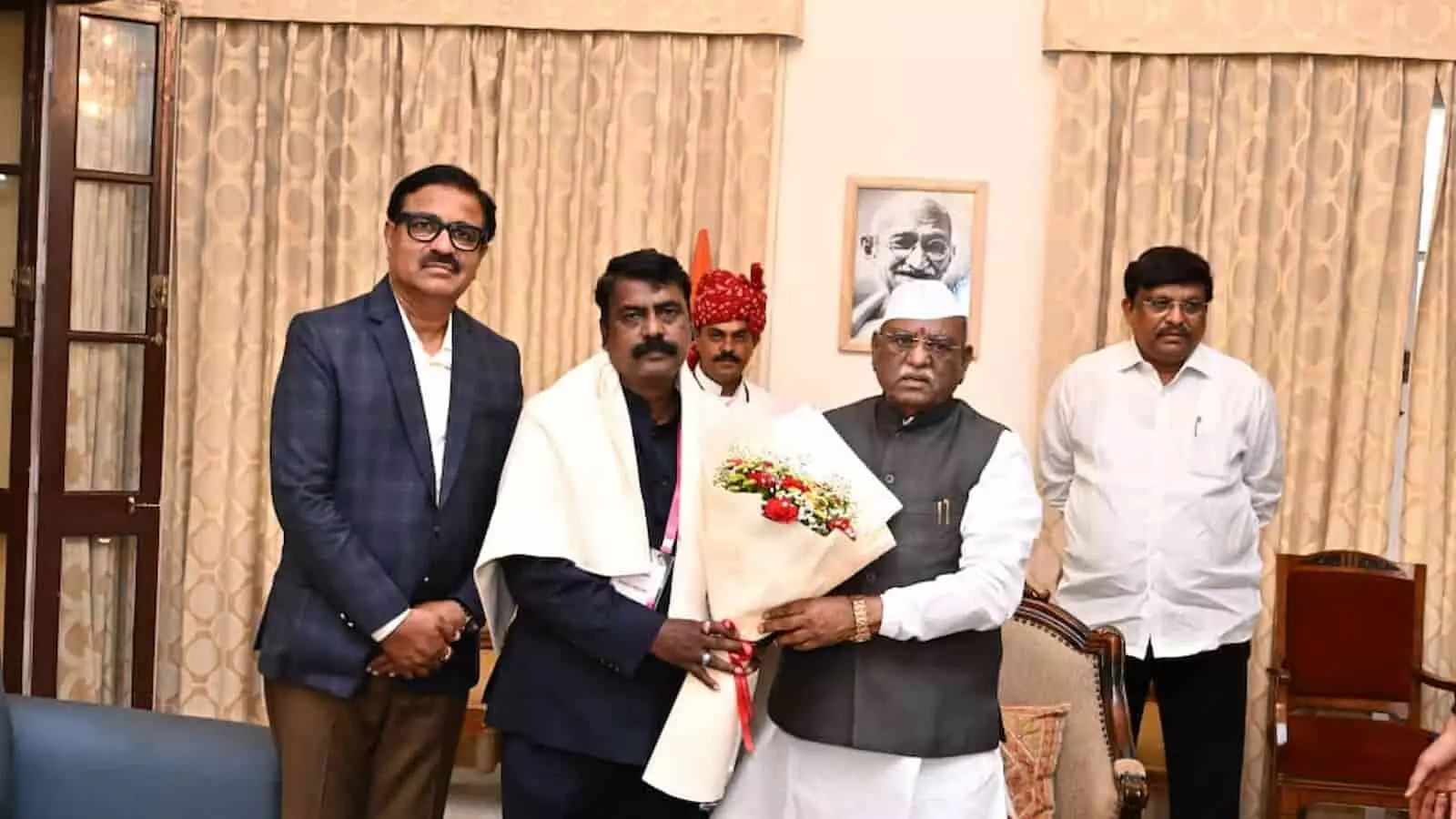 सरपंच सतीश देशमुख जयपुर में राज्यपाल हरिभाऊ बागडे को गुलदस्ता भेंट कर रहे हैं।
