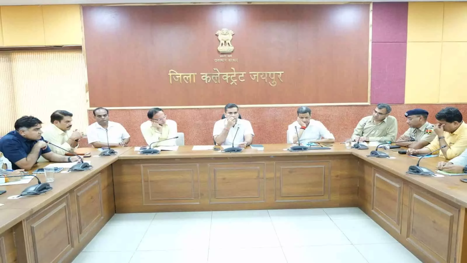 जयपुर कलेक्ट्रेट में प्रशासनिक अधिकारी मेट्रो और रोजगार उत्सव की बैठक कर रहे हैं।