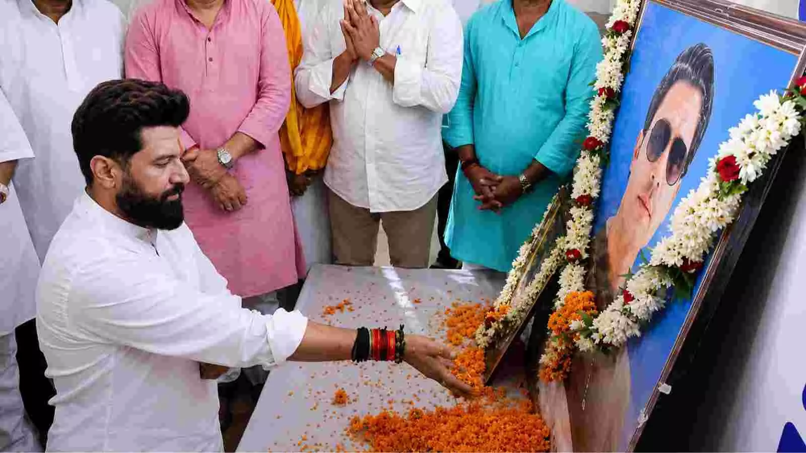 केंद्रीय मंत्री चिराग पासवान भोजपुर में मृतक भरत तिवारी की तस्वीर को श्रद्धांजलि दे रहे हैं। केंद्रीय मंत्री चिराग पासवान भोजपुर में मृतक भरत तिवारी की तस्वीर को श्रद्धांजलि दे रहे हैं।