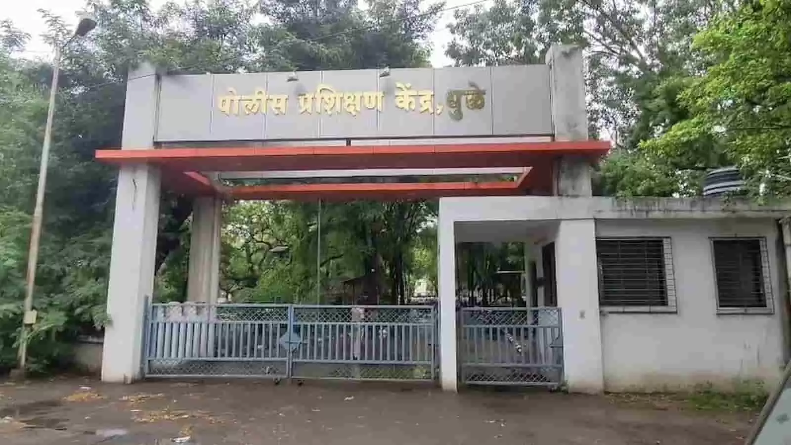 तस्वीर में धुले पुलिस प्रशिक्षण केंद्र का मुख्य द्वार और सुरक्षा केबिन दिख रहा है। तस्वीर में धुले पुलिस प्रशिक्षण केंद्र का मुख्य द्वार और सुरक्षा केबिन दिख रहा है।