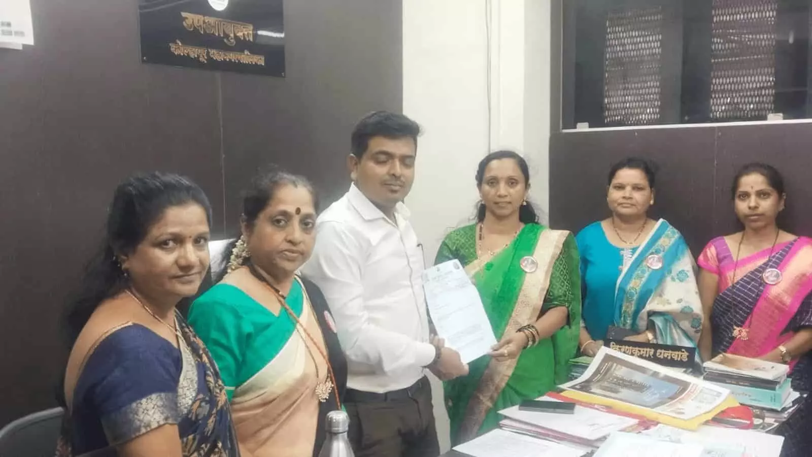 कोल्हापुर: राजे संभाजी विद्यालय में कक्षा की कमी, जिजाऊ ब्रिगेड ने की मांग