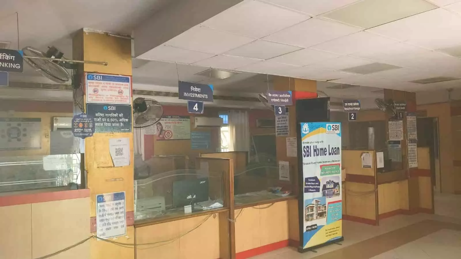 बयाना में एसबीआई बैंक के अंदर का खाली काउंटर और निवेश विभाग क्षेत्र। बयाना में एसबीआई बैंक के अंदर का खाली काउंटर और निवेश विभाग क्षेत्र।