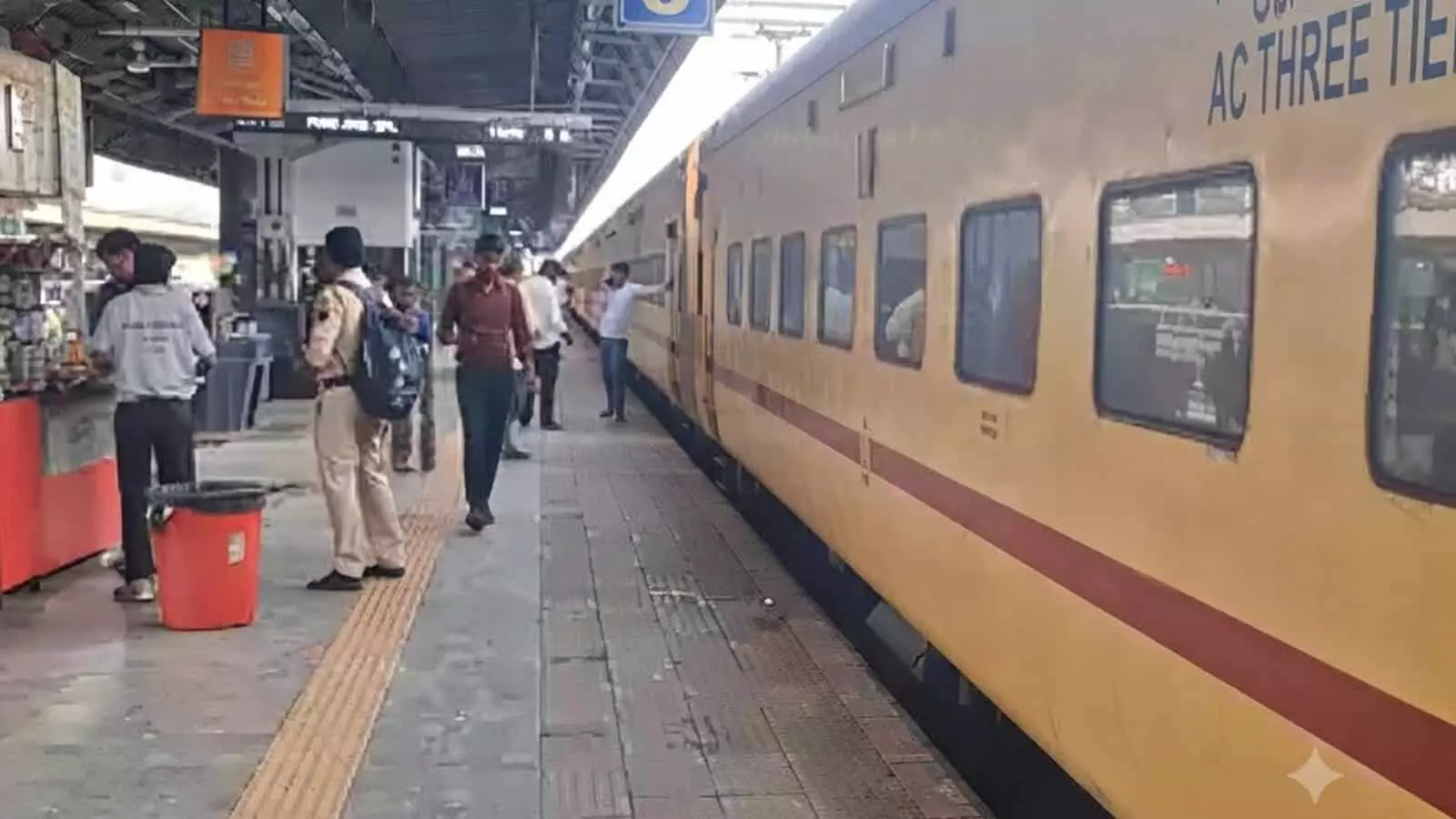 कटनी रेलवे स्टेशन पर ट्रेन के पास वेंडर और यात्री खड़े दिखाई दे रहे हैं