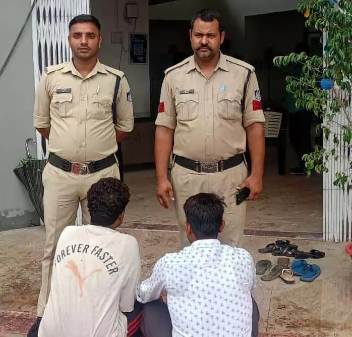 स्लीमनाबाद में पुलिस हिरासत में बैठा आरोपी और उसके पास तैनात दो पुलिसकर्मी। स्लीमनाबाद में पुलिस हिरासत में बैठा आरोपी और उसके पास तैनात दो पुलिसकर्मी।