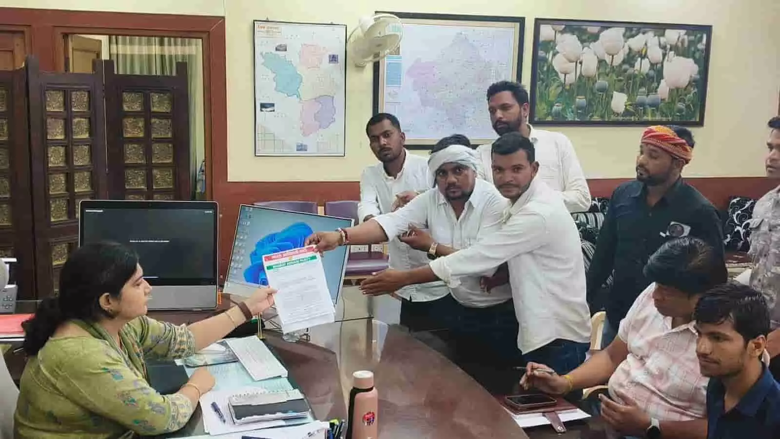 प्रतापगढ़ में जिला प्रशासन को राष्ट्रपति के नाम ज्ञापन सौंपते भारत आदिवासी पार्टी के कार्यकर्ता। प्रतापगढ़ में जिला प्रशासन को राष्ट्रपति के नाम ज्ञापन सौंपते भारत आदिवासी पार्टी के कार्यकर्ता।