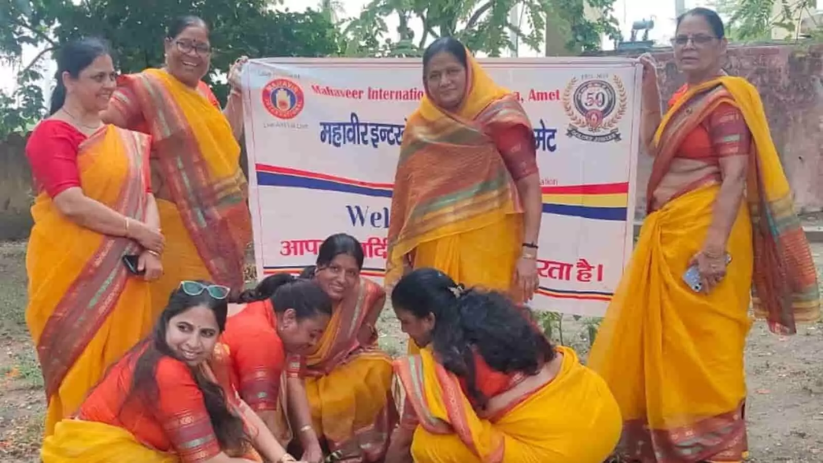 गांगागुड़ा स्कूल परिसर में वृक्षारोपण कार्यक्रम के दौरान बैनर के साथ खड़ी महावीर इंटरनेशनल मैत्री वीरा आमेट की महिला सदस्य। गांगागुड़ा स्कूल परिसर में वृक्षारोपण कार्यक्रम के दौरान बैनर के साथ खड़ी महावीर इंटरनेशनल मैत्री वीरा आमेट की महिला सदस्य।