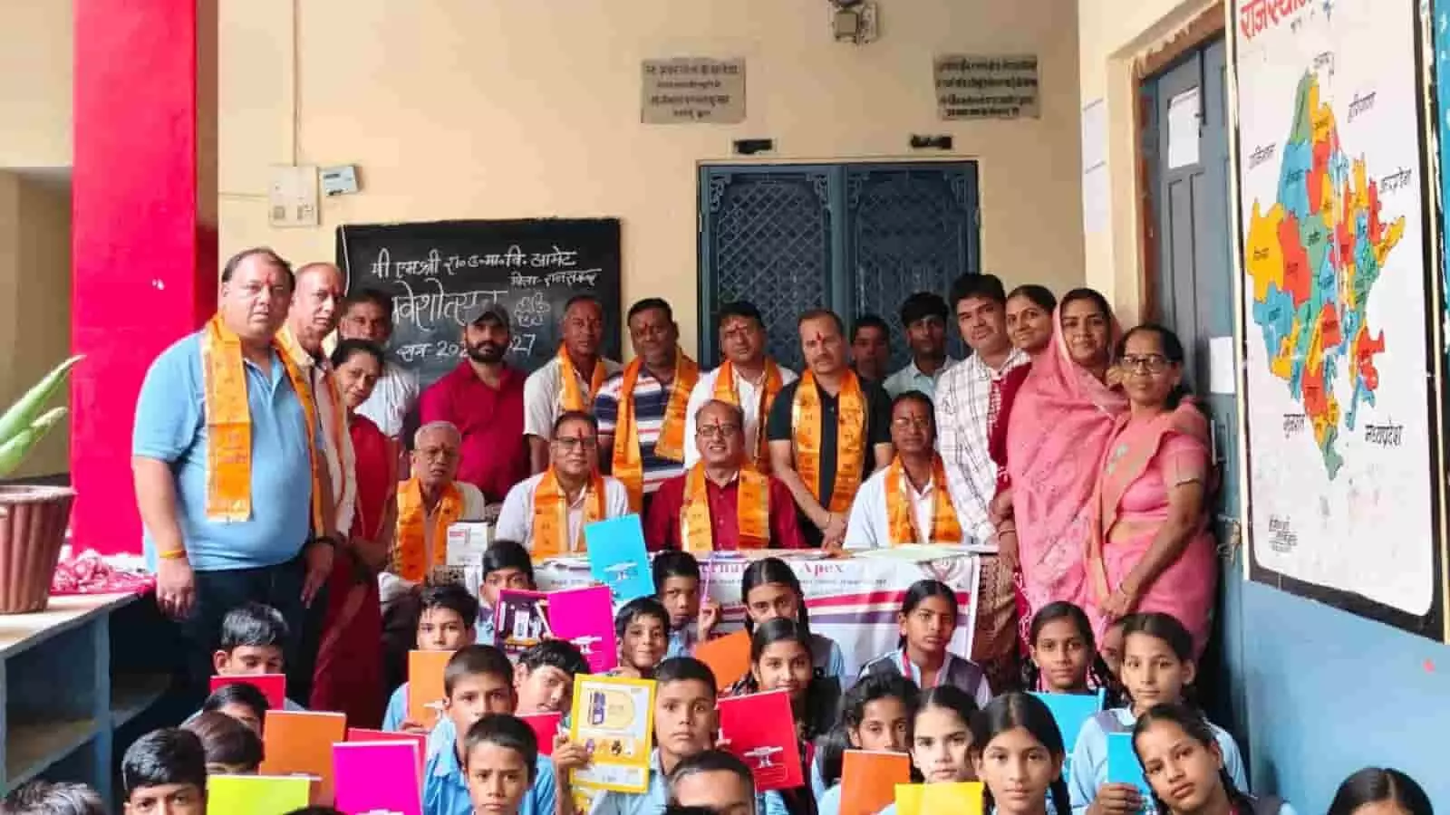 तस्वीर में स्कूल परिसर के भीतर शैक्षणिक सामग्री वितरण कार्यक्रम के दौरान बैठे छात्र और खड़े अतिथि दिख रहे हैं। तस्वीर में स्कूल परिसर के भीतर शैक्षणिक सामग्री वितरण कार्यक्रम के दौरान बैठे छात्र और खड़े अतिथि दिख रहे हैं।
