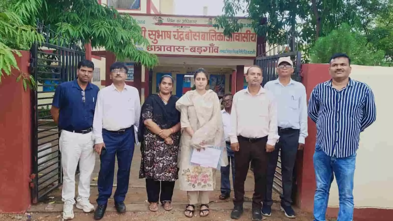 मुख्य द्वार के सामने खड़े जिला पंचायत सीईओ और अन्य अधिकारी बड़गांव छात्रावास निरीक्षण के दौरान। मुख्य द्वार के सामने खड़े जिला पंचायत सीईओ और अन्य अधिकारी बड़गांव छात्रावास निरीक्षण के दौरान।
