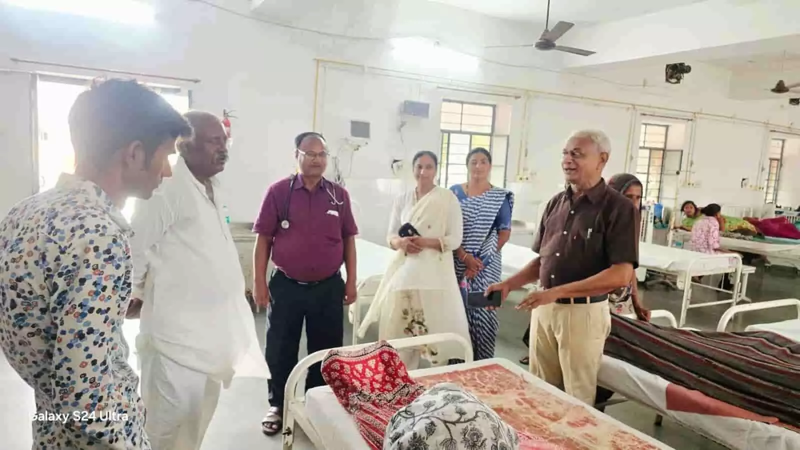 अस्पताल के वार्ड में मरीजों से बात करते पूर्व विधायक नानालाल अहारी अस्पताल के वार्ड में मरीजों से बात करते पूर्व विधायक नानालाल अहारी