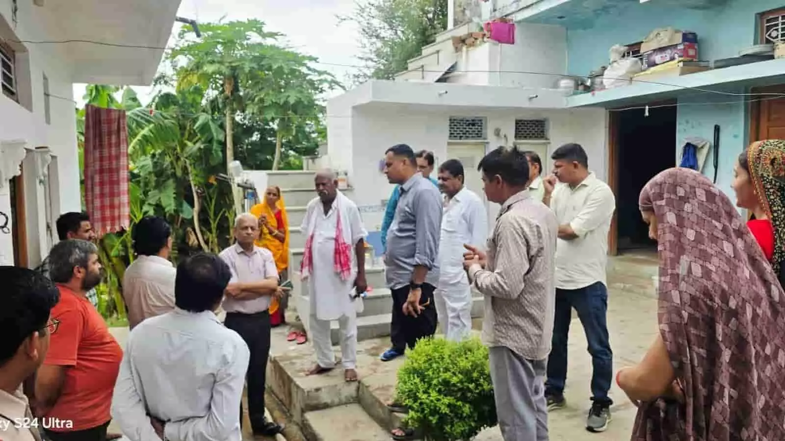 तस्वीर में पूर्व विधायक नानालाल अहारी खेरवाड़ा में चोरी के घटनास्थल का निरीक्षण करते हुए। तस्वीर में पूर्व विधायक नानालाल अहारी खेरवाड़ा में चोरी के घटनास्थल का निरीक्षण करते हुए।