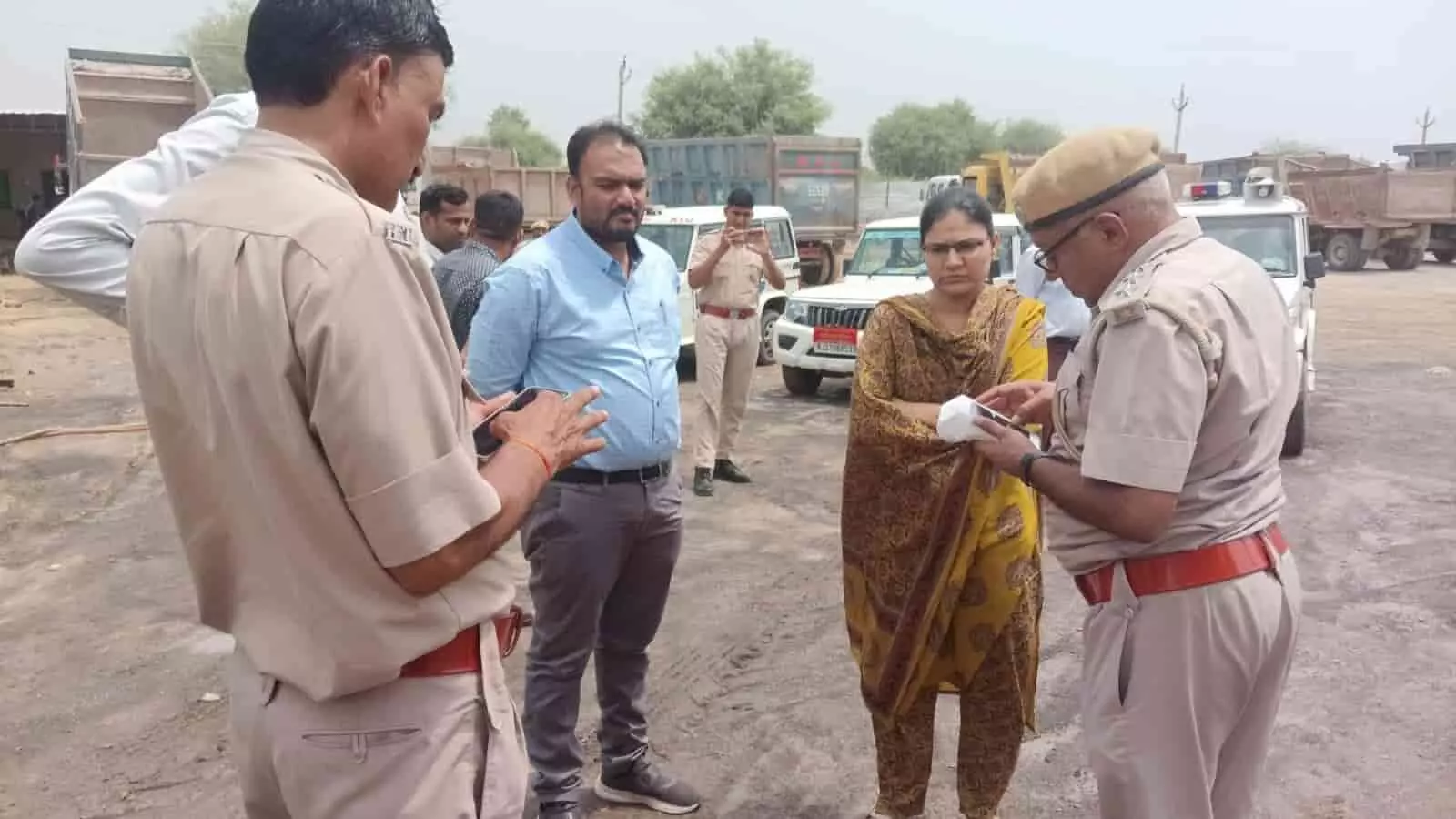 तस्वीर में अधिकारी क्रेशर क्षेत्र में खड़े होकर वाहनों के दस्तावेजों की जांच कर रहे हैं। तस्वीर में अधिकारी क्रेशर क्षेत्र में खड़े होकर वाहनों के दस्तावेजों की जांच कर रहे हैं।