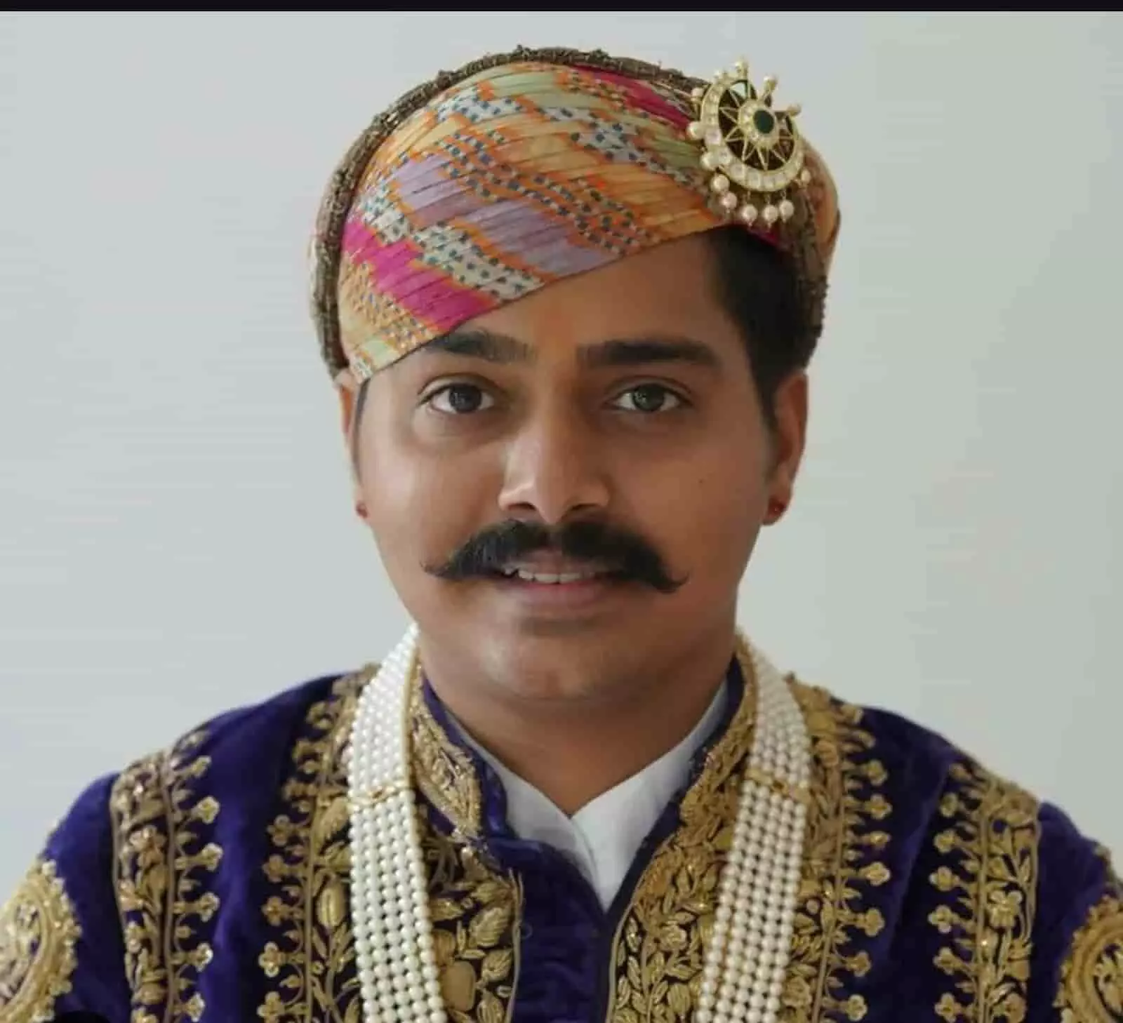 पारंपरिक पोशाक और पगड़ी पहने रावत जयवर्धन सिंह चुंडावत की तस्वीर जो संस्थान के नए अध्यक्ष मनोनीत हुए हैं। पारंपरिक पोशाक और पगड़ी पहने रावत जयवर्धन सिंह चुंडावत की तस्वीर जो संस्थान के नए अध्यक्ष मनोनीत हुए हैं।