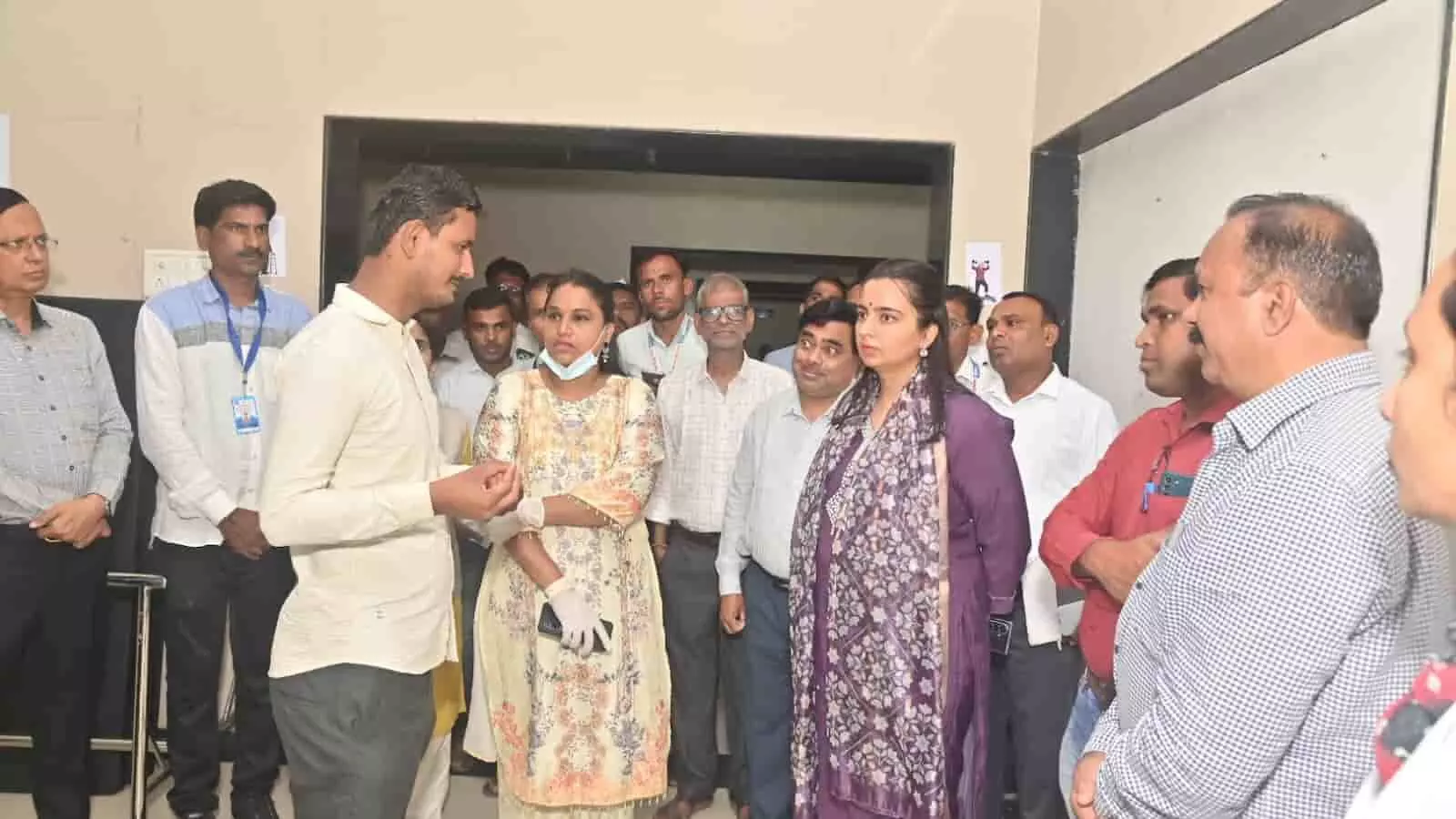 तस्वीर में जालना की जिलाधिकारी आशिमा मित्तल पुनर्वास केंद्र में अधिकारियों के साथ बातचीत करते हुए।