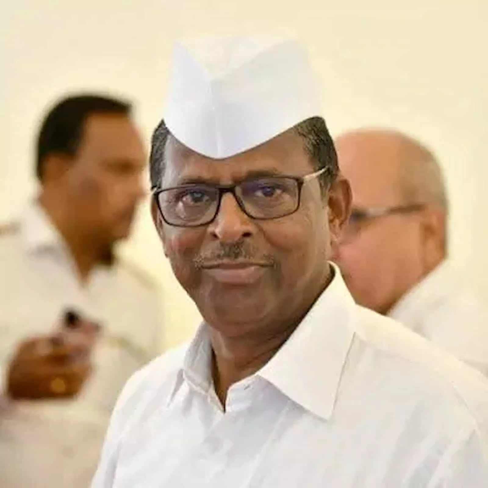 महाराष्ट्र के मंत्री नरहरी झिरवाल एक कार्यक्रम के दौरान तस्वीर में दिखाई दे रहे हैं।