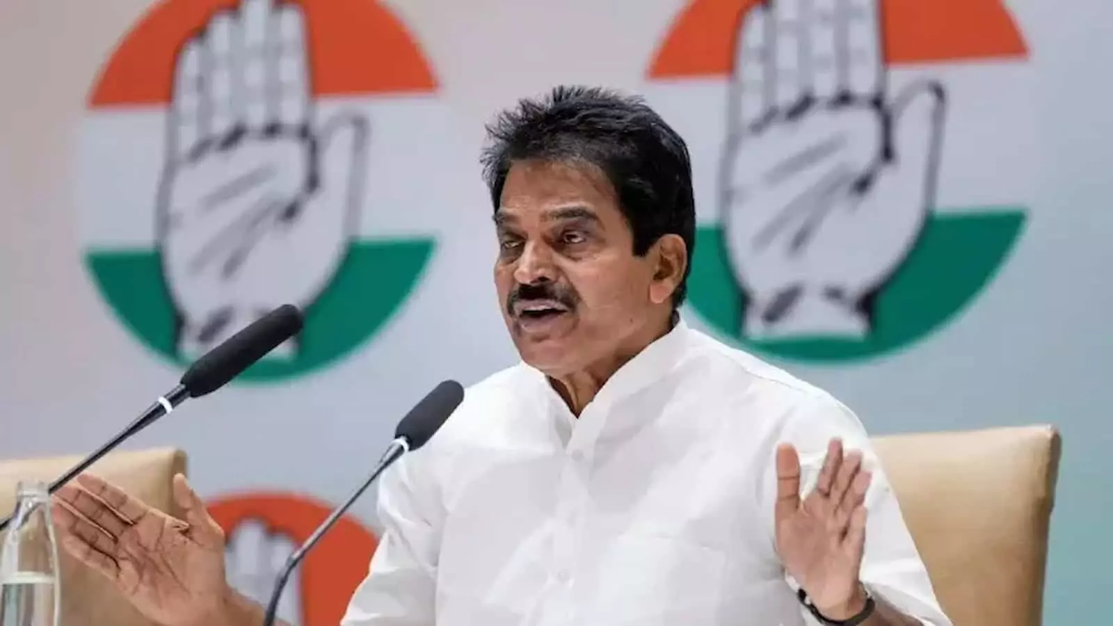 तस्वीर में कांग्रेस नेता के. सी. वेणुगोपाल नई दिल्ली में संवाददाताओं को संबोधित कर रहे हैं। तस्वीर में कांग्रेस नेता के. सी. वेणुगोपाल नई दिल्ली में संवाददाताओं को संबोधित कर रहे हैं।
