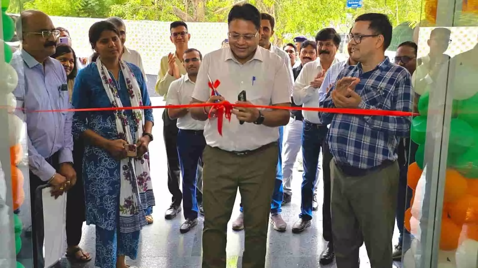 तस्वीर में लाल रिबन काटते हुए अधिकारी वेद प्रकाश अहमदाबाद में नए केंद्र के उद्घाटन के दौरान। तस्वीर में लाल रिबन काटते हुए अधिकारी वेद प्रकाश अहमदाबाद में नए केंद्र के उद्घाटन के दौरान।
