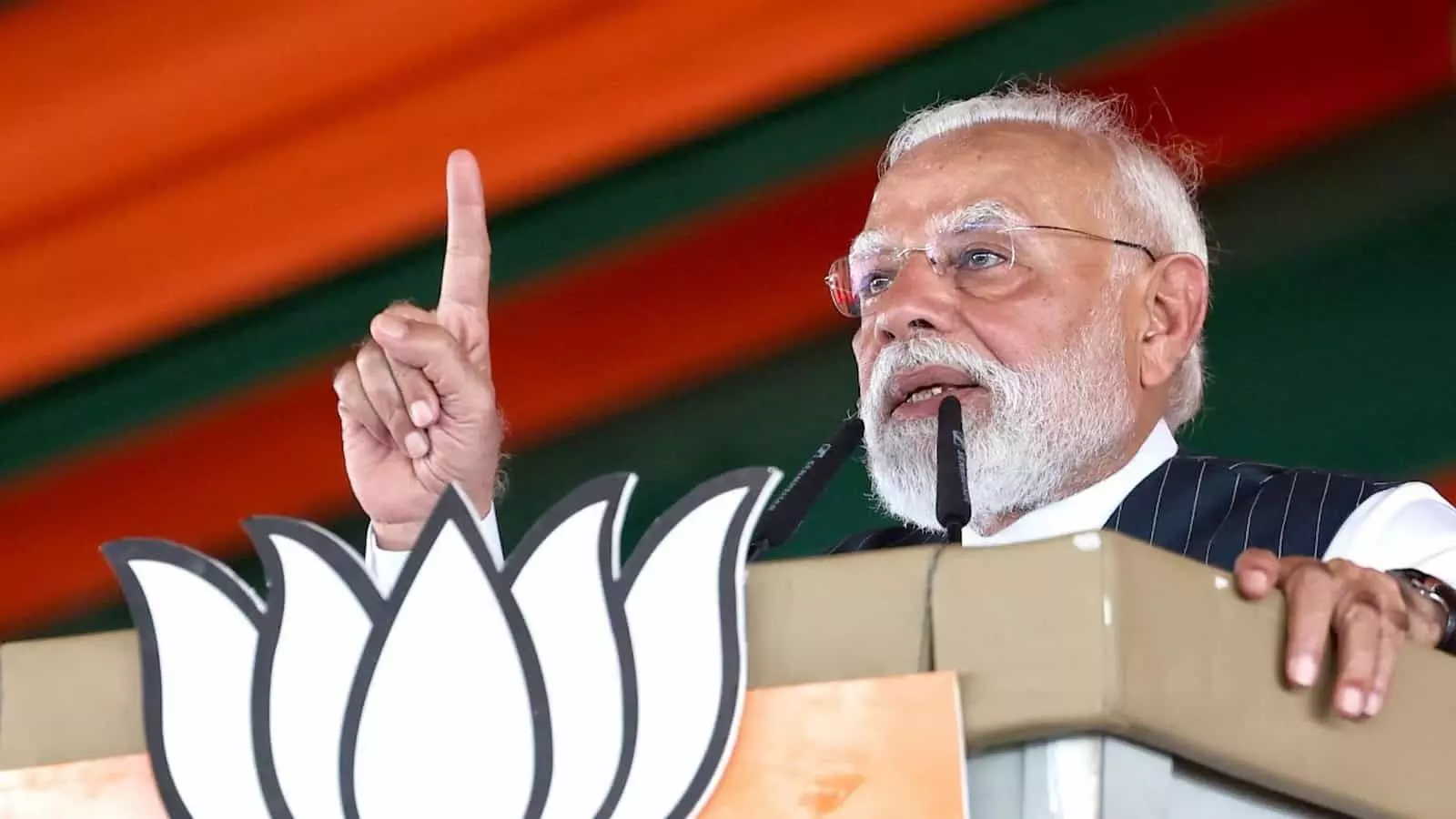 प्रधानमंत्री नरेंद्र मोदी मंच से खड़े होकर संबोधन दे रहे हैं। प्रधानमंत्री नरेंद्र मोदी मंच से खड़े होकर संबोधन दे रहे हैं।