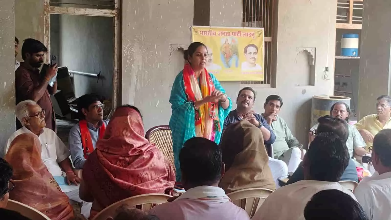 तस्वीर में लाडनूं की भाजपा बैठक में डॉ. अपूर्वा सिंह मंच से कार्यकर्ताओं को संबोधित कर रही हैं। तस्वीर में लाडनूं की भाजपा बैठक में डॉ. अपूर्वा सिंह मंच से कार्यकर्ताओं को संबोधित कर रही हैं।