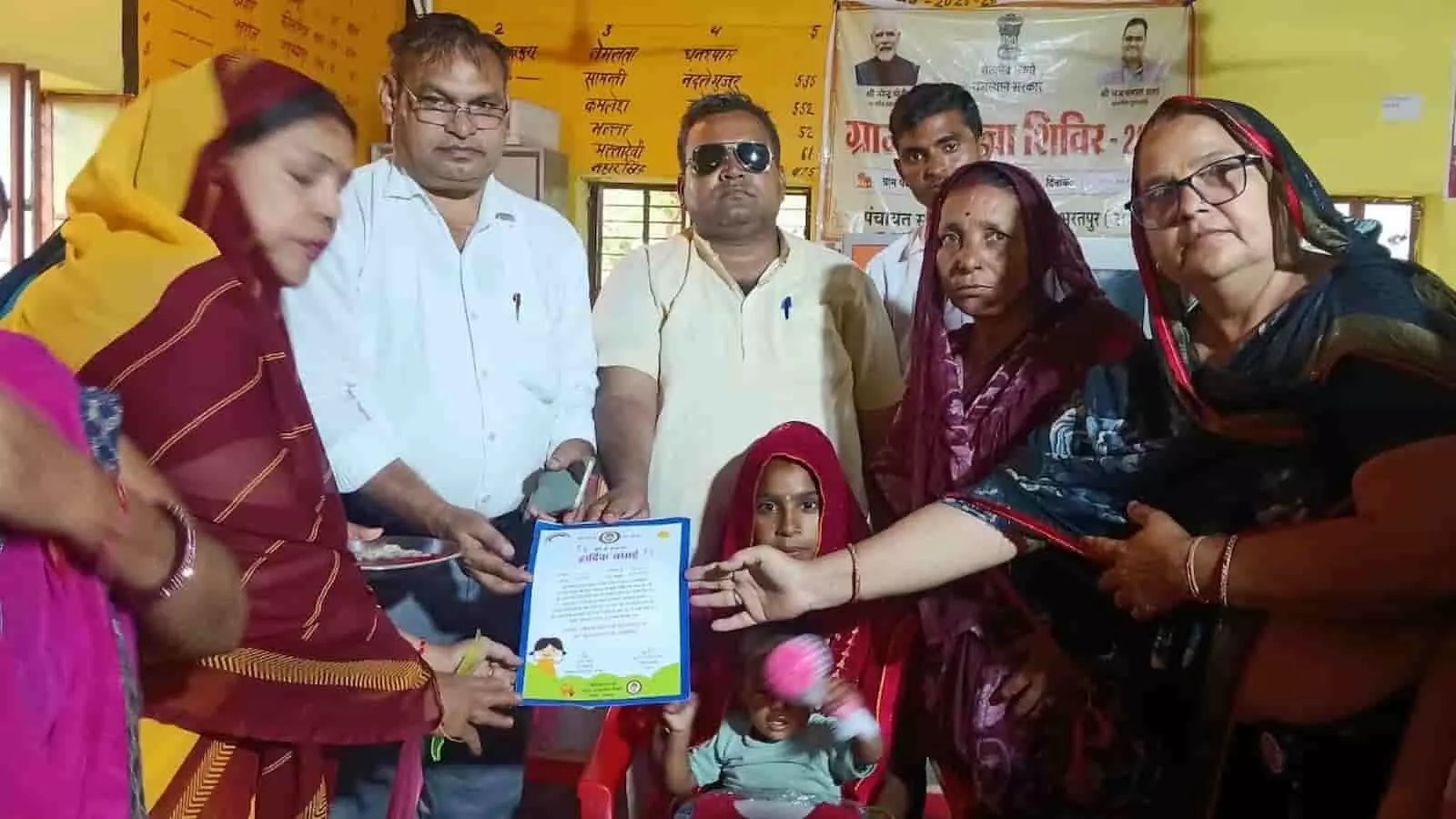 बयाना उपखंड कार्यालय में एसडीएम को ज्ञापन सौंपतीं आंगनबाड़ी कार्यकर्ताओं की तस्वीर बयाना उपखंड कार्यालय में एसडीएम को ज्ञापन सौंपतीं आंगनबाड़ी कार्यकर्ताओं की तस्वीर