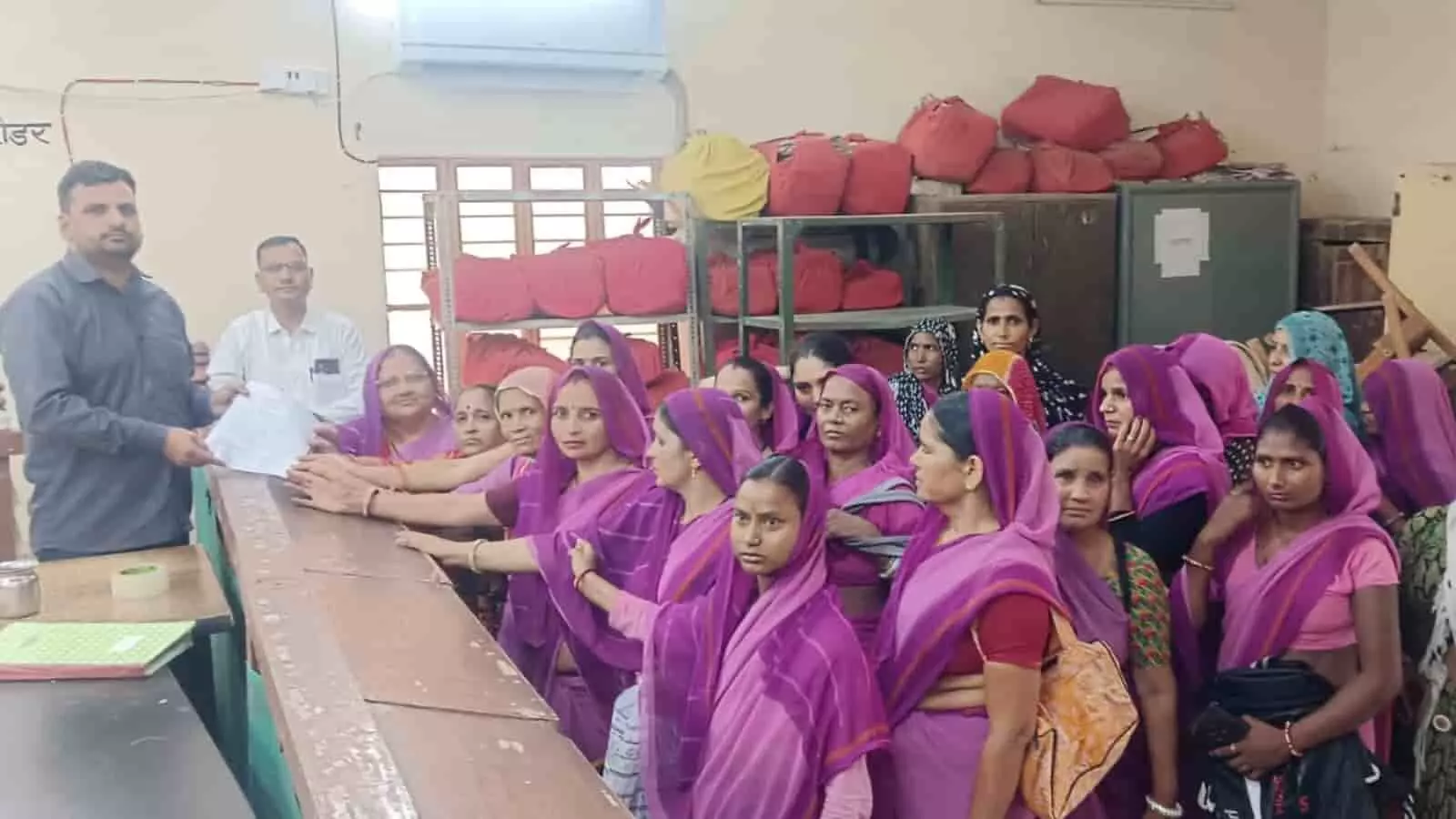 तस्वीर में बयाना उपखंड कार्यालय के भीतर अधिकारी को ज्ञापन पत्र सौंपती आंगनबाड़ी कार्यकर्ता। तस्वीर में बयाना उपखंड कार्यालय के भीतर अधिकारी को ज्ञापन पत्र सौंपती आंगनबाड़ी कार्यकर्ता।