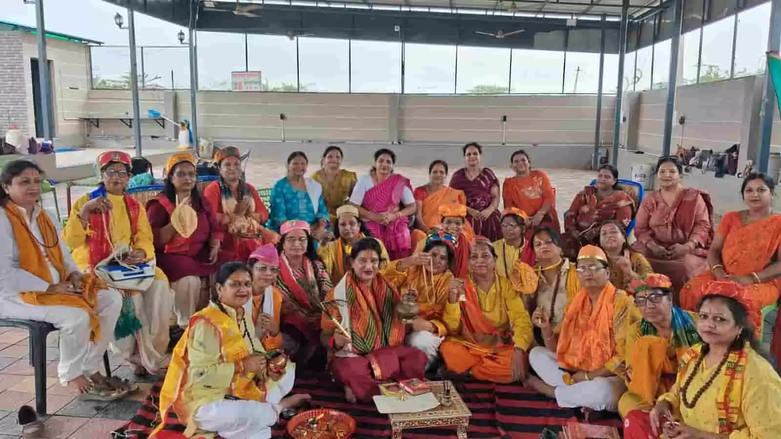 पारंपरिक वेशभूषा में बैठीं महिला संगठन की सदस्य बारां में आयोजित कार्यक्रम के दौरान।