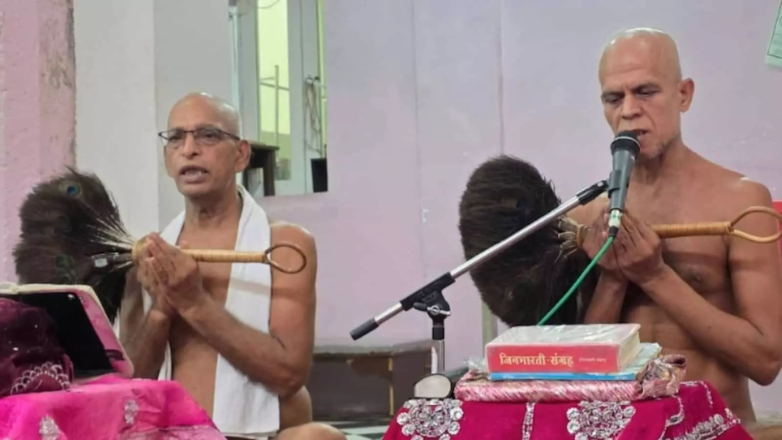 क्षुल्लक मेरुदत्त सागर जी और मुनिश्री गुरुदत्त सागर जी धर्मोपदेश देते हुए।