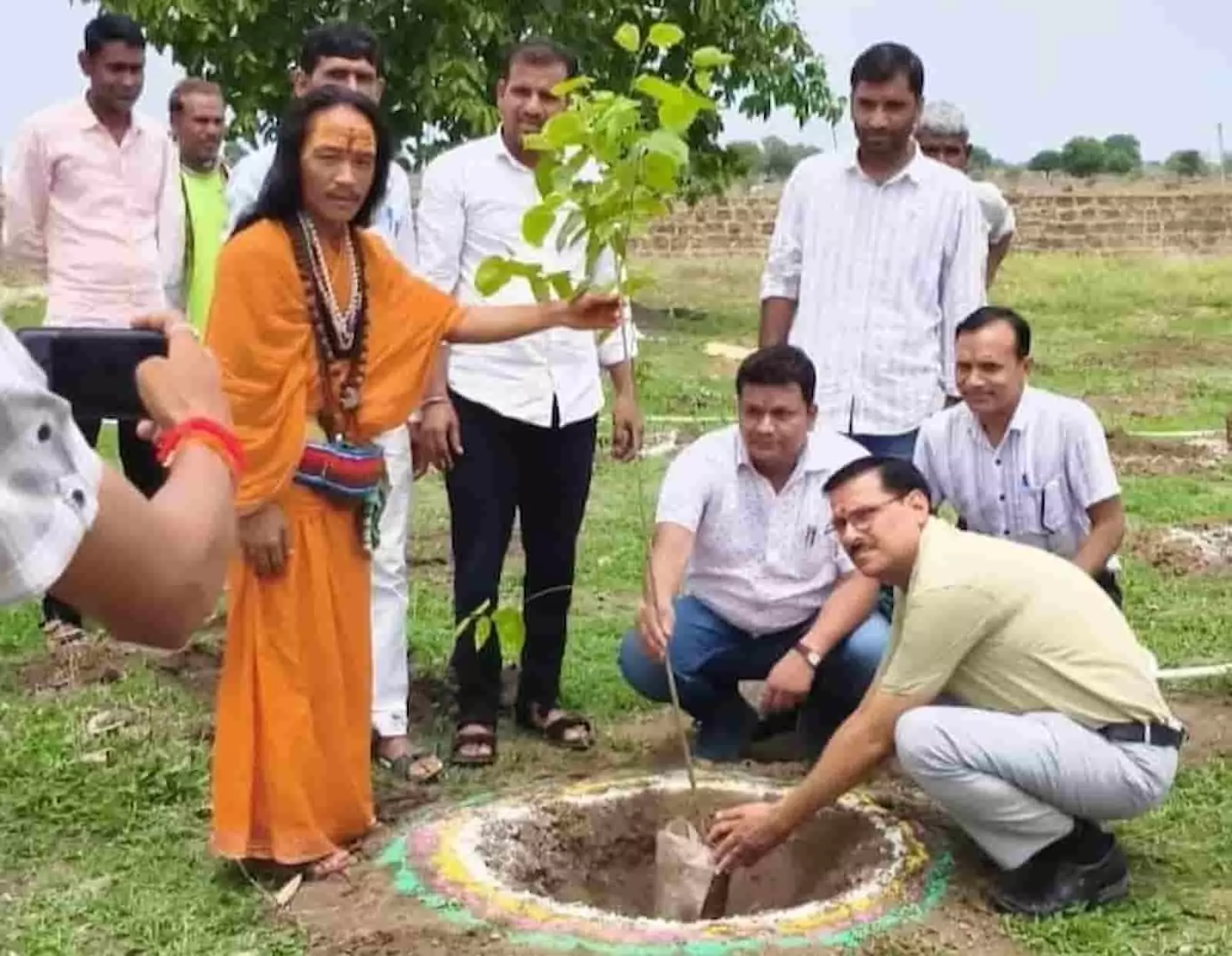 बारां के कुड़ी में स्वामी कार्तिक गिरी की मौजूदगी में ग्रामीण पौधा लगा रहे हैं। बारां के कुड़ी में स्वामी कार्तिक गिरी की मौजूदगी में ग्रामीण पौधा लगा रहे हैं।