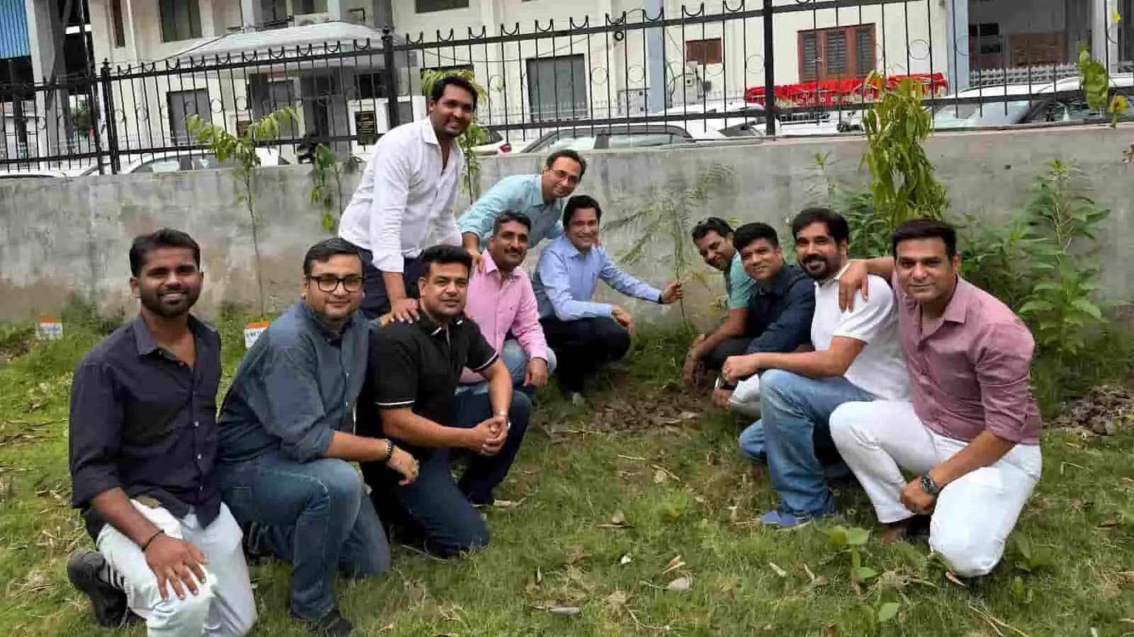 एसएसआई एसोसिएशन के सदस्य कोटा में एक साथ पौधारोपण कार्यक्रम में भाग ले रहे हैं।