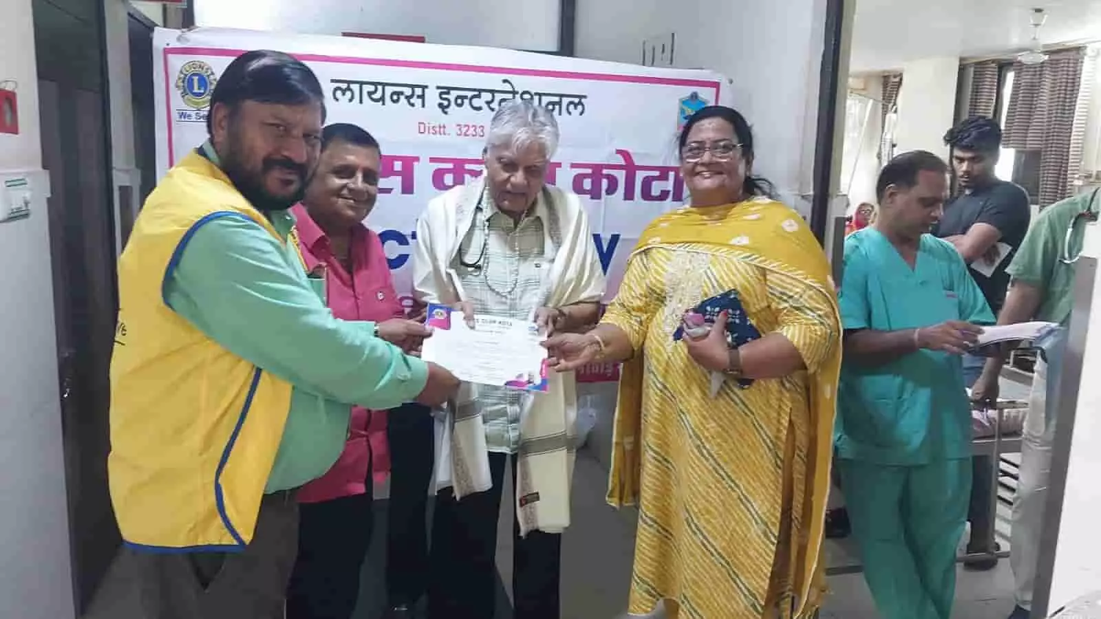 लायंस क्लब कोटा के सदस्य एक डॉक्टर को सम्मानित करते हुए नजर आ रहे हैं।
