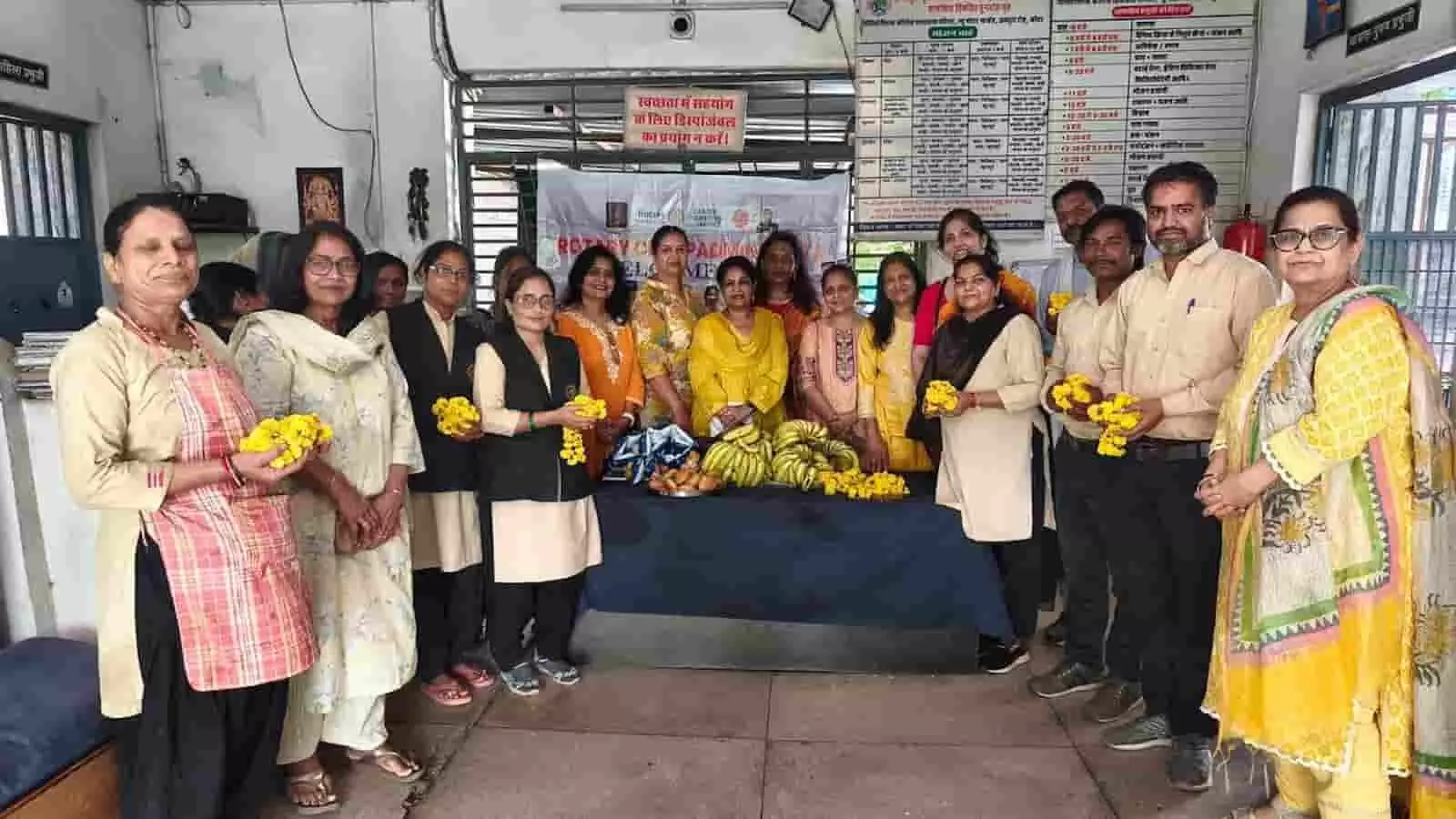 कोटा में रोटरी क्लब पद्मिनी की सदस्य और विभिन्न कर्मचारी साथ खड़े हैं।